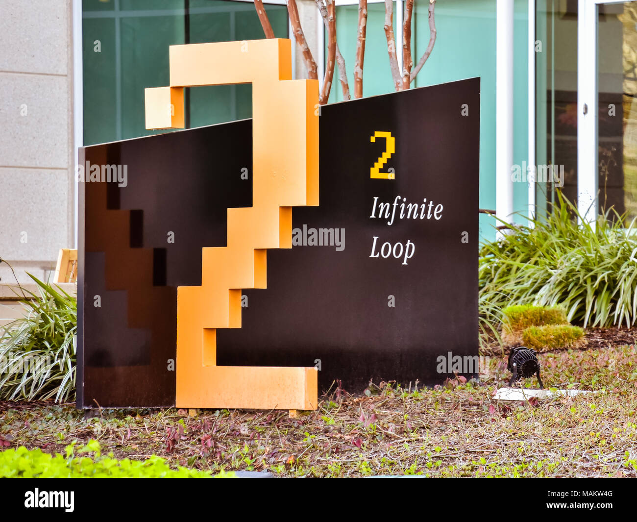 Mar 25, 2018 - firma in formato digitale segna società Apple Edificio 2 sul ciclo infinito di Cupertino, CA. Foto Stock