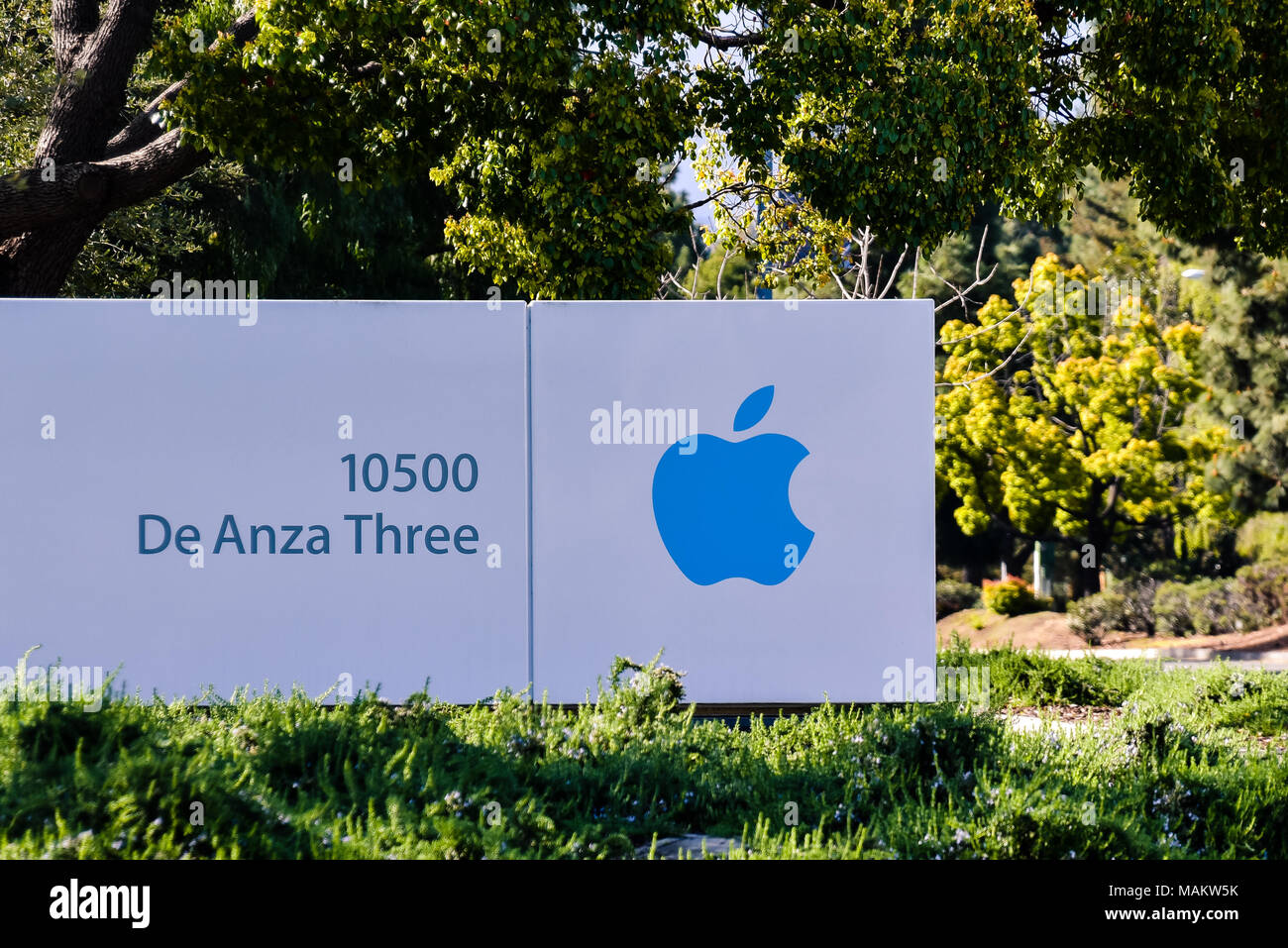 I computer Apple logo azienda segna l'ingresso alla società del campus su de Anza Boulevard di Cupertino, CA Foto Stock