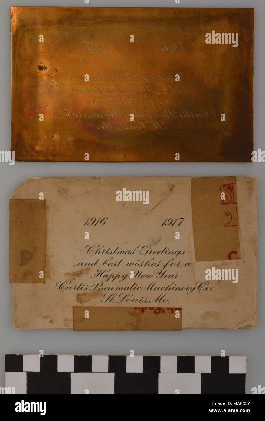 Rame rettangolare la lastra di stampa per un 1916-1917 Natale e Anno Nuovo annuncio dalla Curtis macchine pneumatiche azienda. Manila ha wrapper di esempio della stampa sul davanti. Titolo: Metallo inciso la lastra di stampa e wrapper per Curtis macchine pneumatiche Azienda Annuncio . tra 1916 e 1917. Stephens Lithographing e società di incisione Foto Stock
