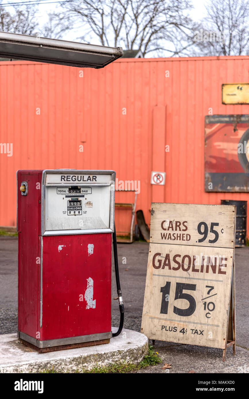 Impianto della pompa per il rilascio di benzina e altri carburanti liquidi per auto in una stazione di benzina, pubblicità a basso costo per la benzina, metallo arrugginito canna Foto Stock