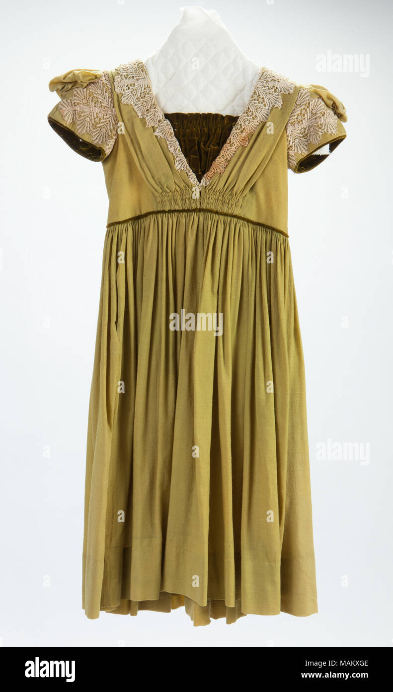 La ragazza verde vestito di lana con inserto di velluto e decorazioni di pizzo, fatto a mano. Titolo: bambino verde del vestito di lana . tra 1900 e 1910. Foto Stock