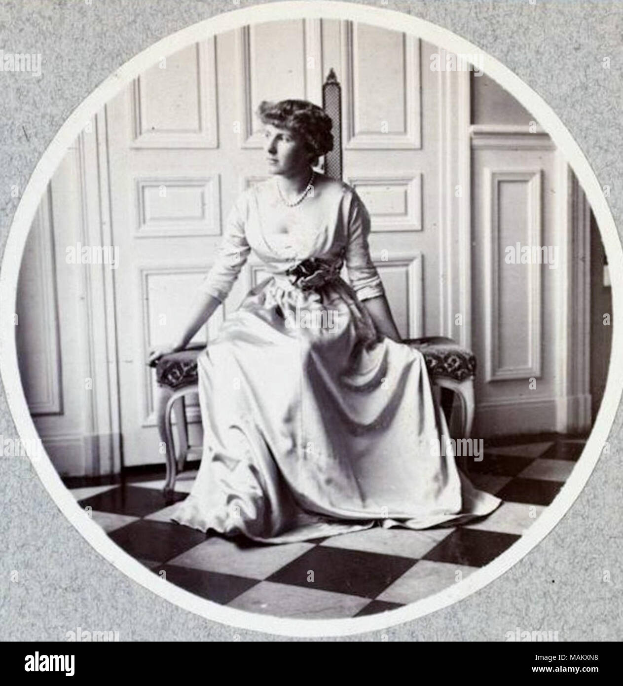 . Fran+?ais-?: Madame Simonne Menier en robe du soir en 1908, au ch+?teau de Rentilly. Simonne Camille Marie Legrand est n+?e le 28 octobre 1881, dans le 9+?me arrondissement de Paris. Elle se marie avec Georges Menier, le 11 d+?cembre 1903 dans le 16+?me arrondissement de Paris et meurt le 18 avril 1972 dans le 8+?me arrondissement de Paris. Au cours de la Premi+?re Guerre mondiale, elle a en charge avec son +?, Poux de la gestion de l'h+?pital militaire installare+? Dans le ch+?teau de Chenonceau de 1914 +? 1918. . Inglese: Ritratto di Simonne Legrand Menier (1881-1972). Fran+ Foto Stock
