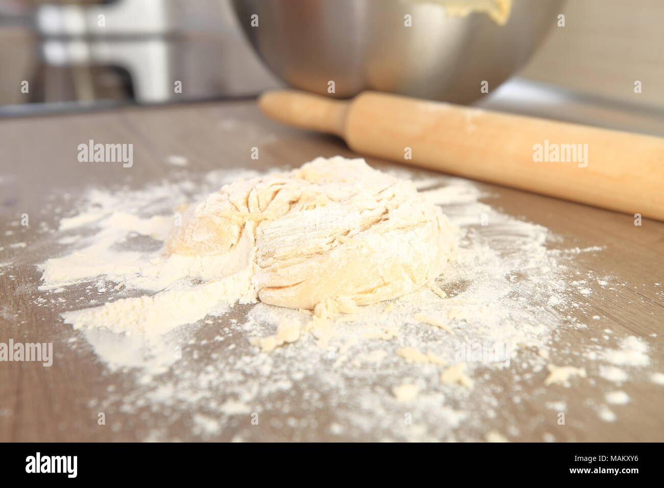 Pasta con farina e matterello sul tavolo in legno close-up Foto Stock