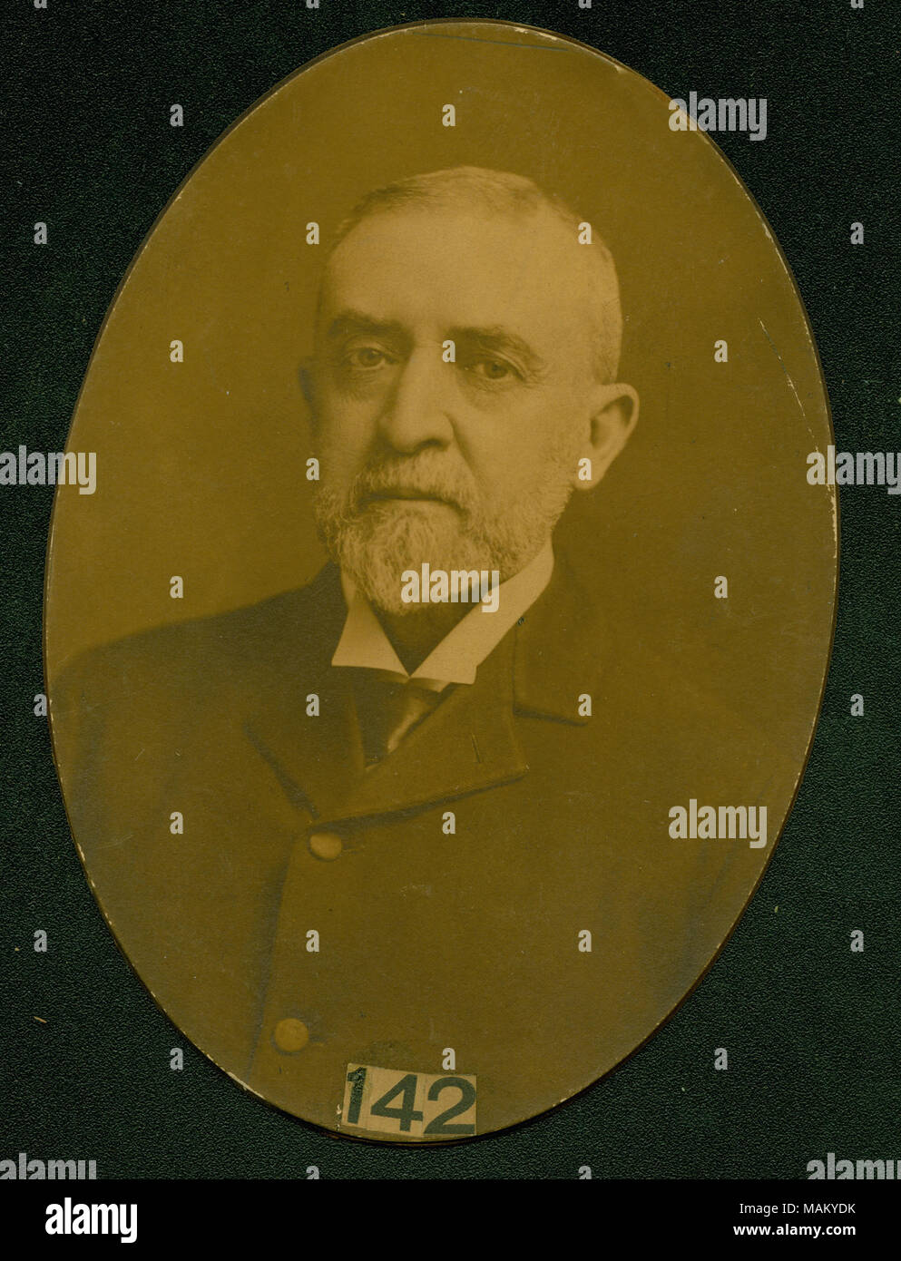 Formale di busto Ritratto di A. B. Denton indossa una tuta e cravatta, rivolto in avanti. Titolo: A. B. Denton (Unione veterano). . Circa 1900. F.W. Guerin Foto Stock