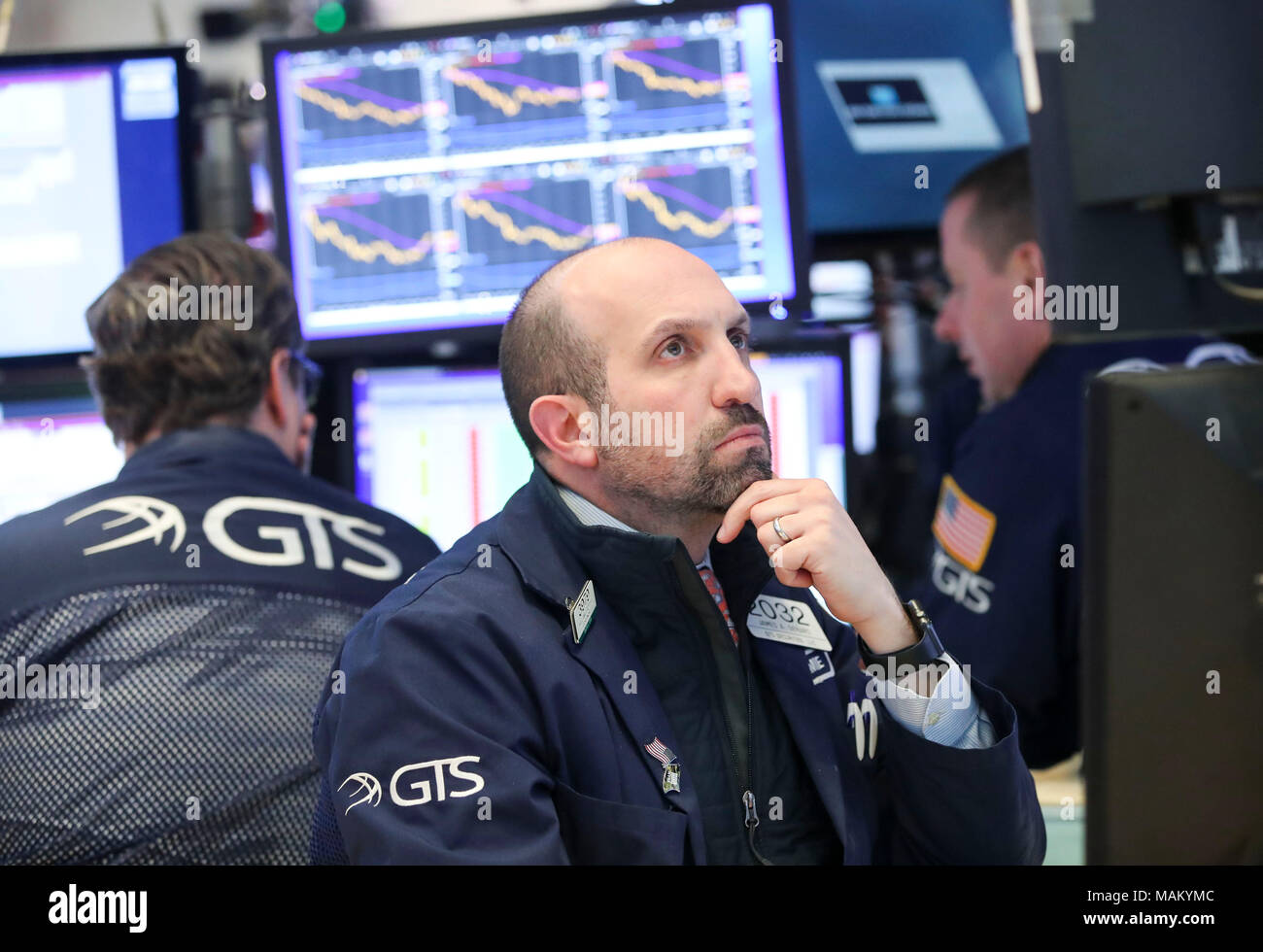 New York, Stati Uniti d'America. 2 apr, 2018. I trader lavorano presso il New York Stock Exchange di New York, Stati Uniti, 2 aprile 2018. Gli stock degli Stati Uniti si è conclusa abbassare il lunedì, il primo giorno di negoziazione del mese di aprile, le preoccupazioni circa le questioni commerciali e di un netto calo nel settore della tecnologia e pesato sul mercato. Credito: Wang Ying/Xinhua/Alamy Live News Foto Stock