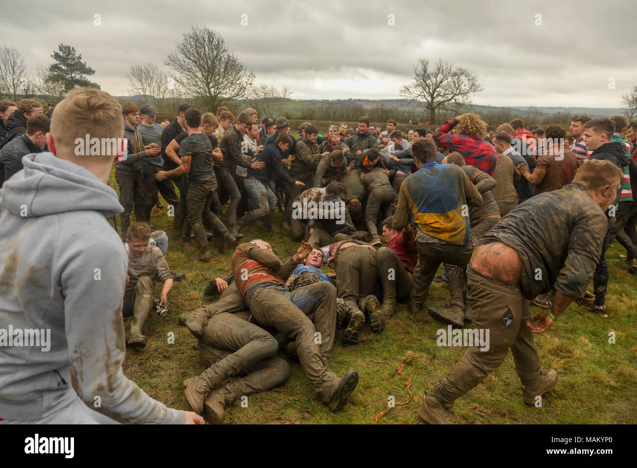 Hallaton, Leicestershire, Inghilterra, Regno Unito. Il 2 aprile 2018. L'antica tradizione di Hallaton Hare Scramble a torta e una bottiglia di Calci. Un custom comprendente una processione seguita da una carità dole amministrato dal Vicario locale. Segue poi una "partita di baseball" ha suonato con piccoli fusti di legno chiamato bottiglie tra due villaggi locali, Hallaton Medbourne e. Ci sono pochi se le regole e la riproduzione possono essere feroce. Credit Haydn Denman/Alamy Live News. Foto Stock