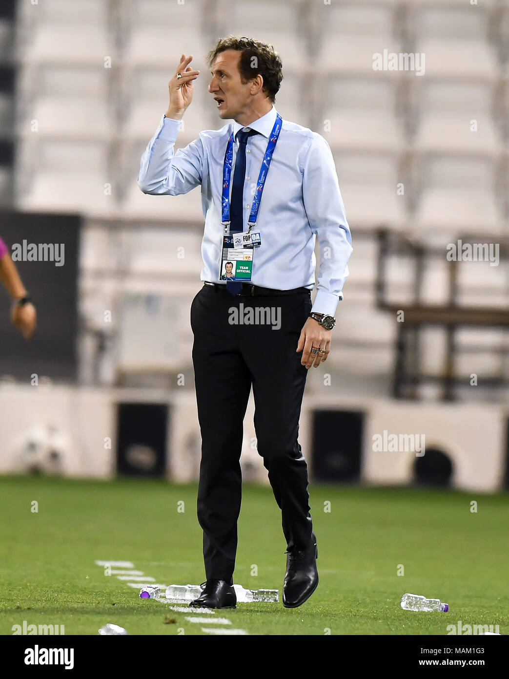 A Doha, capitale del Qatar. 2 apr, 2018. Rodolfo ARRUABARRENA, allenatore  del Al Wasl FC reagisce durante l'AFC Champions League Gruppo C partita di  calcio tra Qatar Al Sadd SC e Al