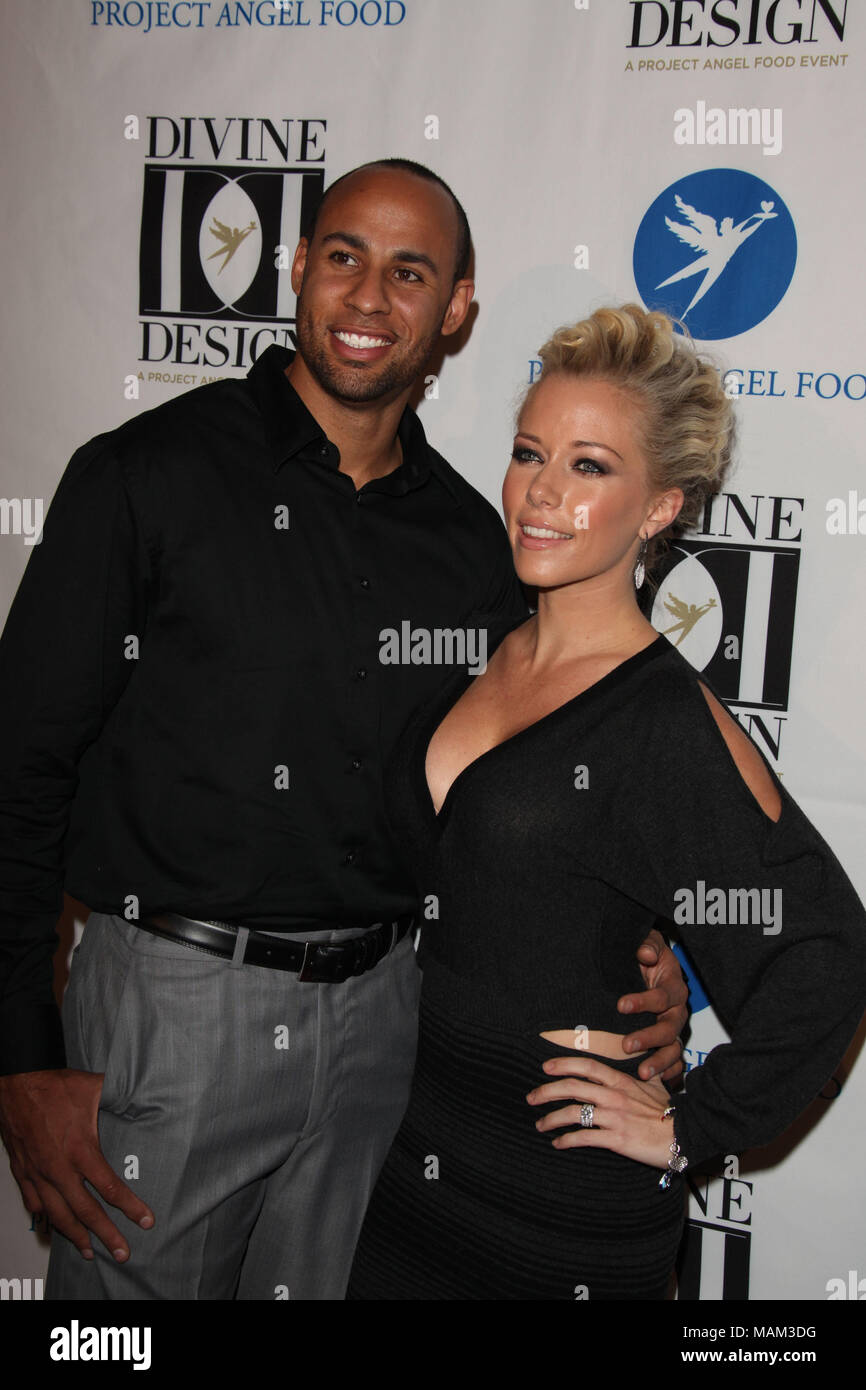 BEVERLY HILLS, CA - 07 dicembre: Hank Baskett Kendra Wilkinson arriva al progetto Angel Food 2011 del disegno divino Gala presso il Beverly Hilton Hotel il 7 dicembre 2011 a Beverly Hills, la California. Persone: Hank Baskett Kendra Wilkinson Foto Stock