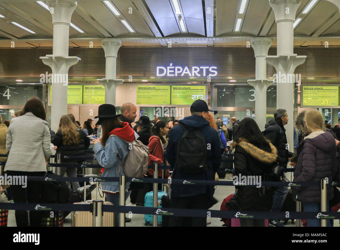 Londra REGNO UNITO. Il 3 aprile 2018. Passeggeri alla stazione ferroviaria internazionale di St Pancras London affrontare disagi e cancellazioni di treni in Eurostar a causa dei due giorni di ferrovia nazionale sciopero in Francia Credito: amer ghazzal/Alamy Live News Foto Stock