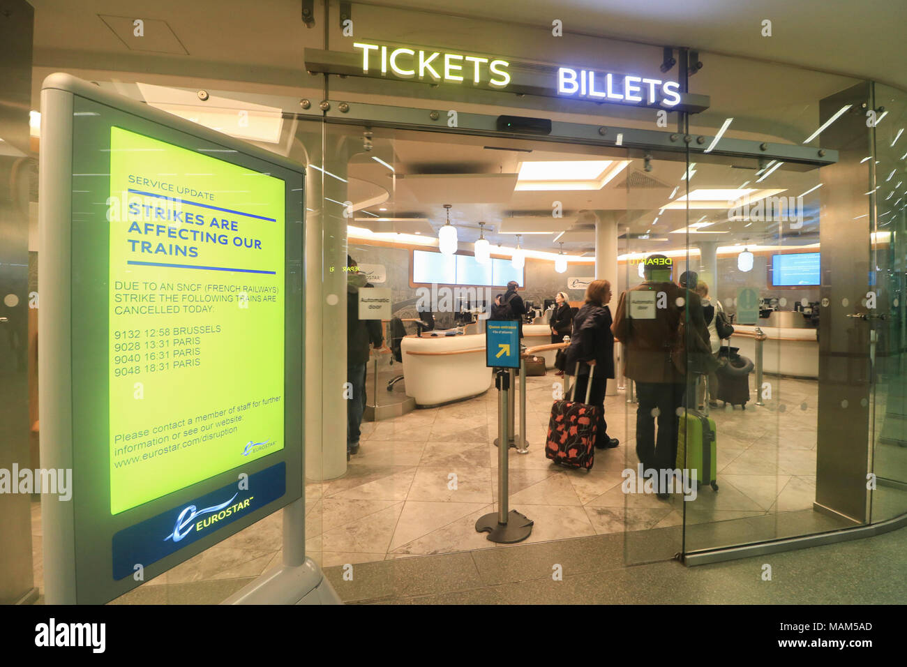 Londra REGNO UNITO. Il 3 aprile 2018. Passeggeri alla stazione ferroviaria internazionale di St Pancras London affrontare disagi e cancellazioni di treni in Eurostar a causa dei due giorni di ferrovia nazionale sciopero in Francia Credito: amer ghazzal/Alamy Live News Foto Stock