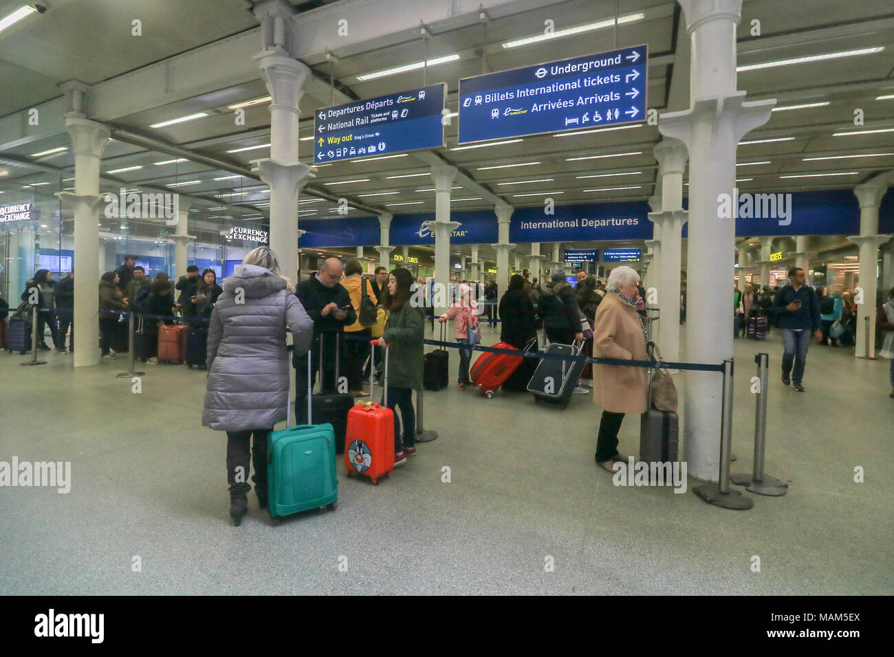 Londra REGNO UNITO. Il 3 aprile 2018. Passeggeri alla stazione ferroviaria internazionale di St Pancras London affrontare disagi e cancellazioni di treni in Eurostar a causa dei due giorni di ferrovia nazionale sciopero in Francia Credito: amer ghazzal/Alamy Live News Foto Stock