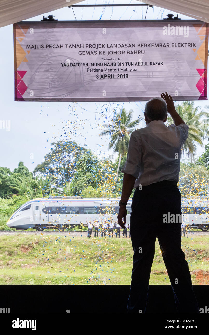 Segamat(Malaysia. 3 apr, 2018. Il primo ministro della Malaysia, Najib Razak onde per i lavoratori del settore ferroviario in corrispondenza del suolo-rottura cerimonia del Gemas a Johor Bahru elettrico a doppio-tracking progetto ferroviario in Segamat, Malaysia, 3 aprile 2018. Una linea ferroviaria aggiornamento progetto intrapreso dalle società cinesi nel sud della Malaysia non rafforzare ulteriormente i legami tra i due paesi e il Primo ministro della Malaysia, Najib Razak ha detto qui martedì. Credito: Zhu Wei)(rh/Xinhua/Alamy Live News Foto Stock