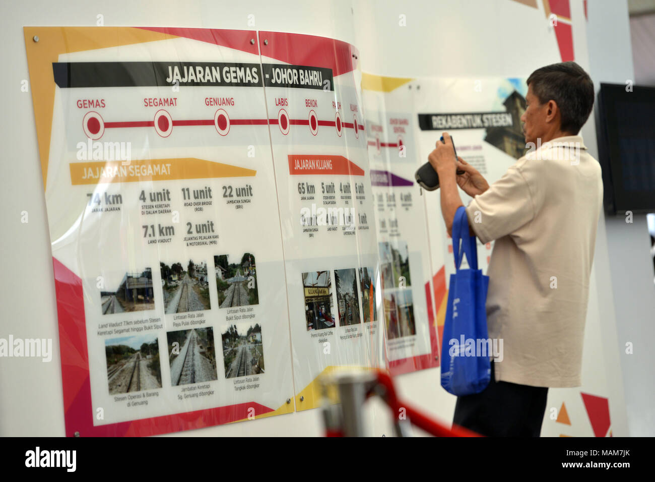 Segamat(Malaysia. 3 apr, 2018. Un uomo guarda il progetto introduzione all'avanguardia della cerimonia del Gemas a Johor Bahru elettrico a doppio-tracking progetto ferroviario in Segamat, Malaysia, 3 aprile 2018. Una linea ferroviaria aggiornamento progetto intrapreso dalle società cinesi nel sud della Malaysia non rafforzare ulteriormente i legami tra i due paesi e il Primo ministro della Malaysia, Najib Razak ha detto qui martedì. Credito: Chong Voon Chung)(rh/Xinhua/Alamy Live News Foto Stock