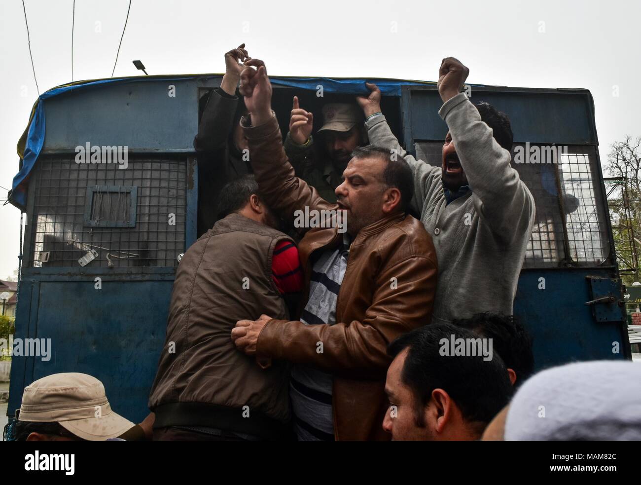 3 aprile 2018 - Srinagar, J&K, India - forze Govermnet detenere i membri del Kashmir alleanza economica (KEA) durante una manifestazione di protesta contro le uccisioni in incontri separati nel sud del Kashmir a Srinagar, Indiano Kashmir amministrato. Il Kashmir ha continuato a restare chiuso per il secondo giorno consecutivo il martedì contro l'uccisione di 17 persone di cui 13 militanti e 4 civili in incontri separati nel sud del Kashmir. Negozi, scuole e università sono state chiuse a seguito di una chiamata dai separatisti, mentre le autorità ha imposto il coprifuoco in diverse aree per fermare le proteste di strada. Nel frattempo, scontri scoppiati a sev Foto Stock