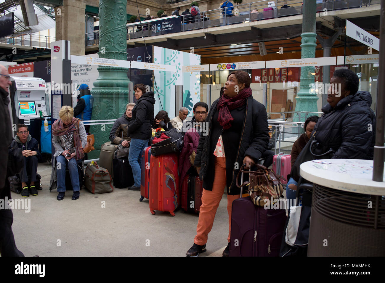 Parigi, Francia, 3 aprile 2018. Passeggeri attendere dopo il loro treno è annullato a causa di lavoratori ferroviari di scioperi, Gare du Nord. Credito: Jane Burke/Alamy Live News Foto Stock