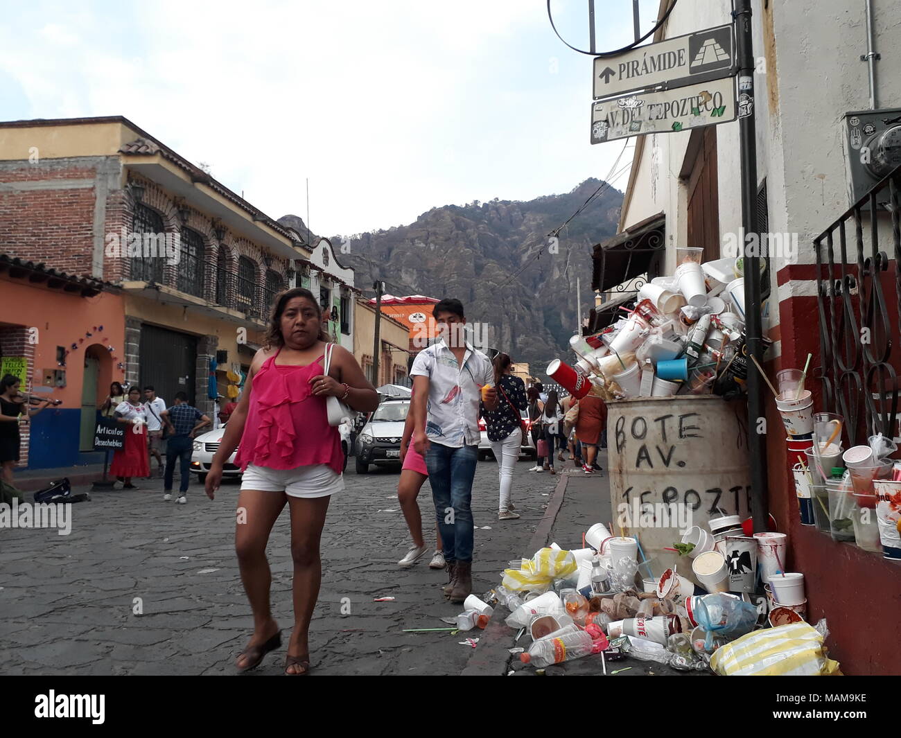 Tepoztlan, MORELOS, Messico. 2 apr, 2018. Un contenitore di rifiuti visto superato la sua capacità, nonostante il grande afflusso di turismo a Tepoztlan le autorità locali non soddisfano le esigenze di evitare inquinamento e mantenere le strade pulite. Credito: Carlos Tischler SOPA/images/ZUMA filo/Alamy Live News Foto Stock