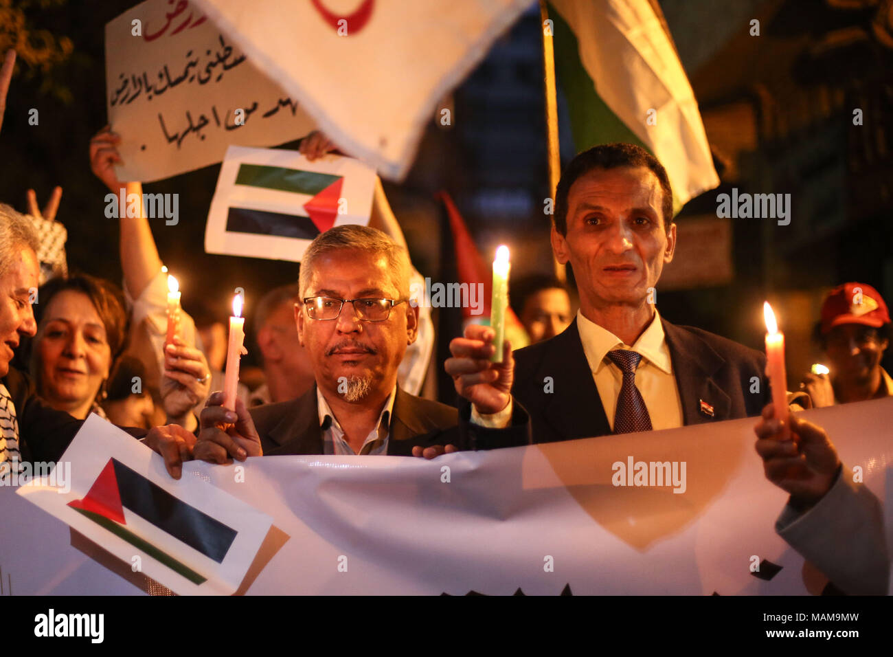 Il Cairo, Egitto. 03 apr, 2018. Persone tenere acceso candele, striscioni e bandiere di Palestina durante una manifestazione di protesta in solidarietà con il popolo palestinese e che sono in possesso di una massa di settimane di protesta lungo, lungo la frontiera con Israele, per chiamare per il diritto dei profughi a ritornare alle loro case furono espulsi da o fuggiti durante la guerra del 1948 che ha segnato Israele alla creazione, al Cairo, Egitto, 03 aprile 2018. Credito: Mohamed El Raai/dpa/Alamy Live News Foto Stock