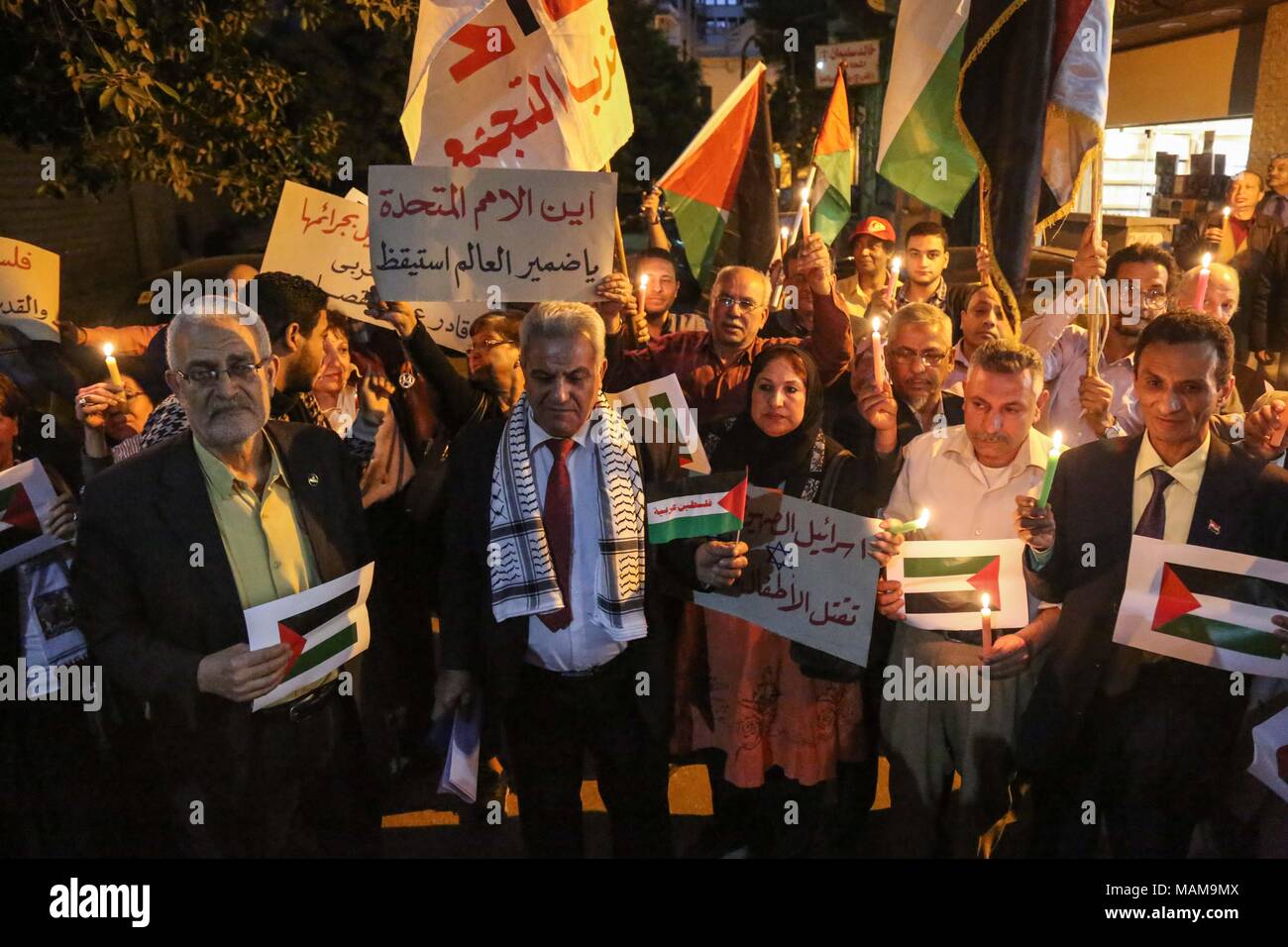 Il Cairo, Egitto. 03 apr, 2018. Persone tenere acceso candele, striscioni e bandiere di Palestina durante una manifestazione di protesta in solidarietà con il popolo palestinese e che sono in possesso di una massa di settimane di protesta lungo, lungo la frontiera con Israele, per chiamare per il diritto dei profughi a ritornare alle loro case furono espulsi da o fuggiti durante la guerra del 1948 che ha segnato Israele alla creazione, al Cairo, Egitto, 03 aprile 2018. Credito: Mohamed El Raai/dpa/Alamy Live News Foto Stock