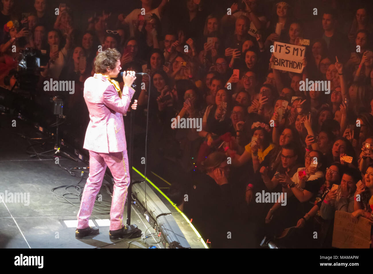 Milano, Italia - 2 aprile 2018. Il pop inglese il cantante Harry Styles esegue un concerto dal vivo al Mediolanum Forum di Assago, Milano. Credito: Alfio Finocchiaro foto / Alamy Live News Foto Stock