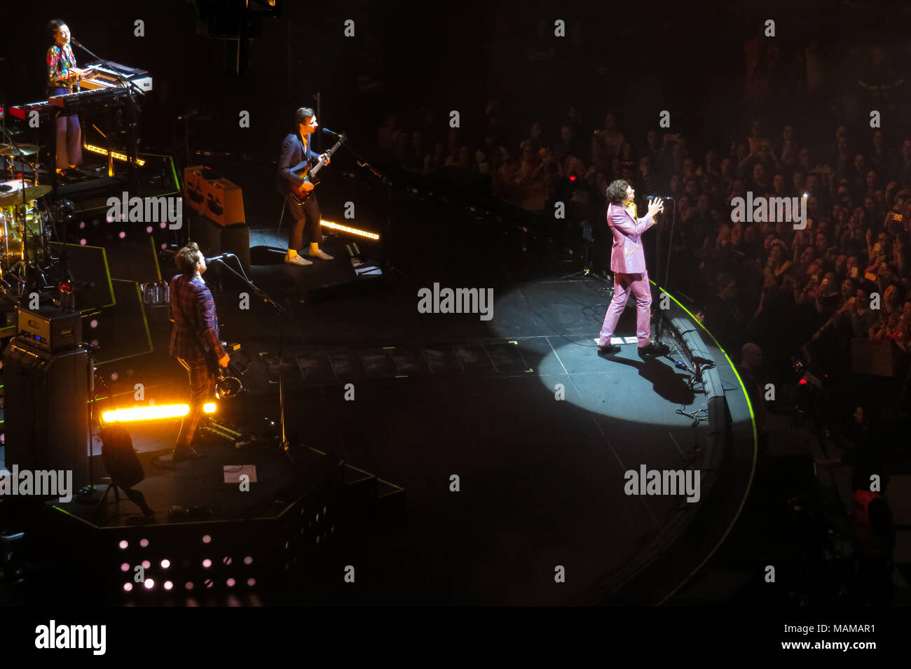 Milano, Italia - 2 aprile 2018. Il pop inglese il cantante Harry Styles esegue un concerto dal vivo al Mediolanum Forum di Assago, Milano. Credito: Alfio Finocchiaro foto / Alamy Live News Foto Stock