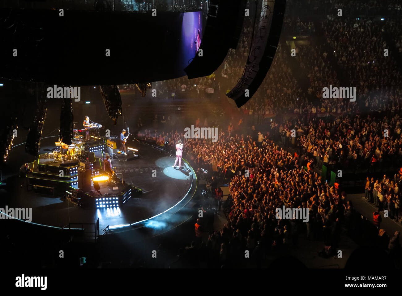 Milano, Italia - 2 aprile 2018. Il pop inglese il cantante Harry Styles esegue un concerto dal vivo al Mediolanum Forum di Assago, Milano. Credito: Alfio Finocchiaro foto / Alamy Live News Foto Stock