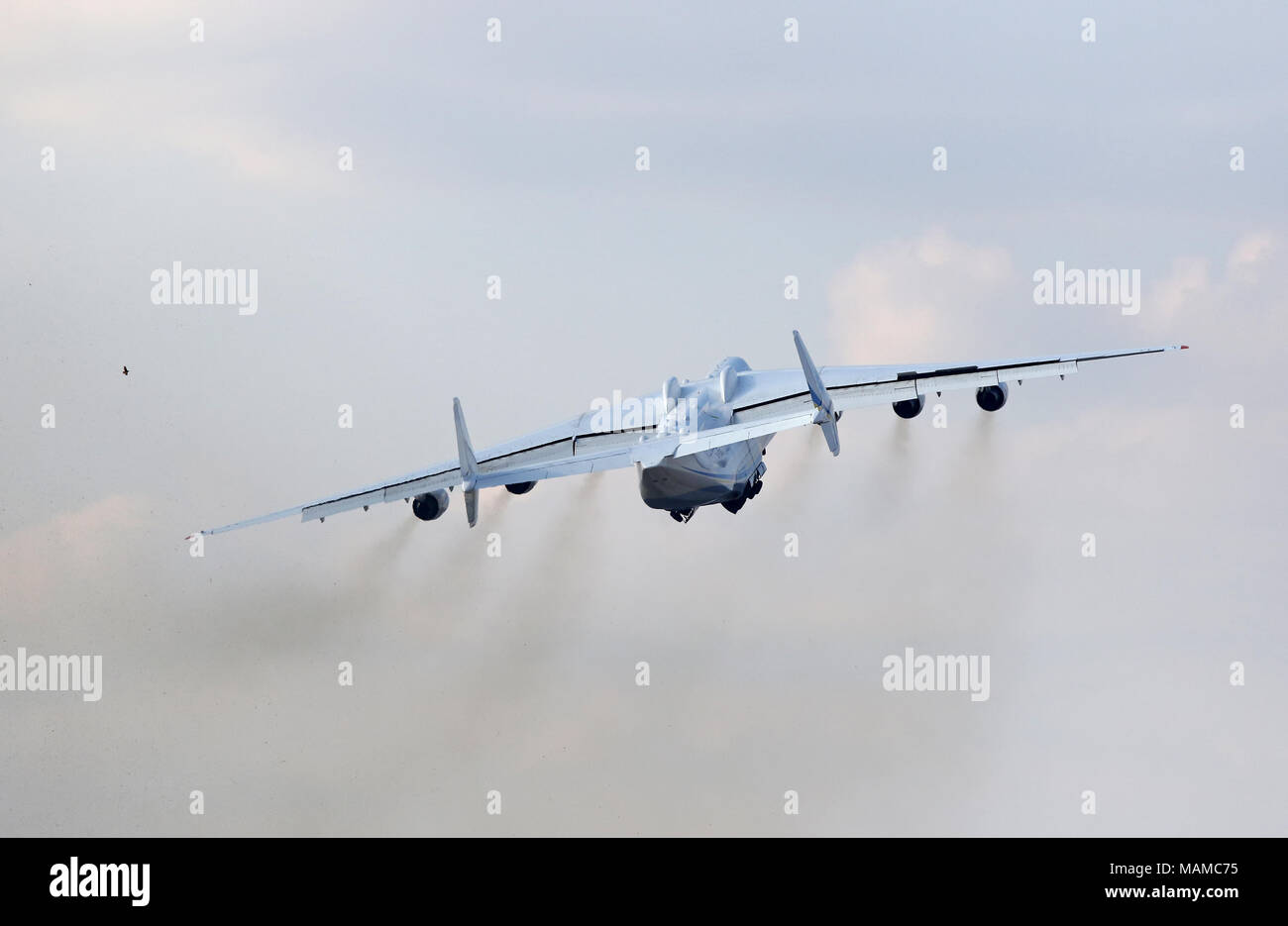 Kiev, Ucraina. 3 Aprile, 2018. Ukrainian Antonov un-225 'Mriya' voli aerei sopra l'aeroporto Gostomel a Kiev in Ucraina. Il gigante cargo aereo è volare a tedesco di Leipzig, per ulteriori voli commerciali. Un-225 è il velivolo più pesante mai costruito. Credito: Oleksandr Prykhodko/Alamy Live News Foto Stock