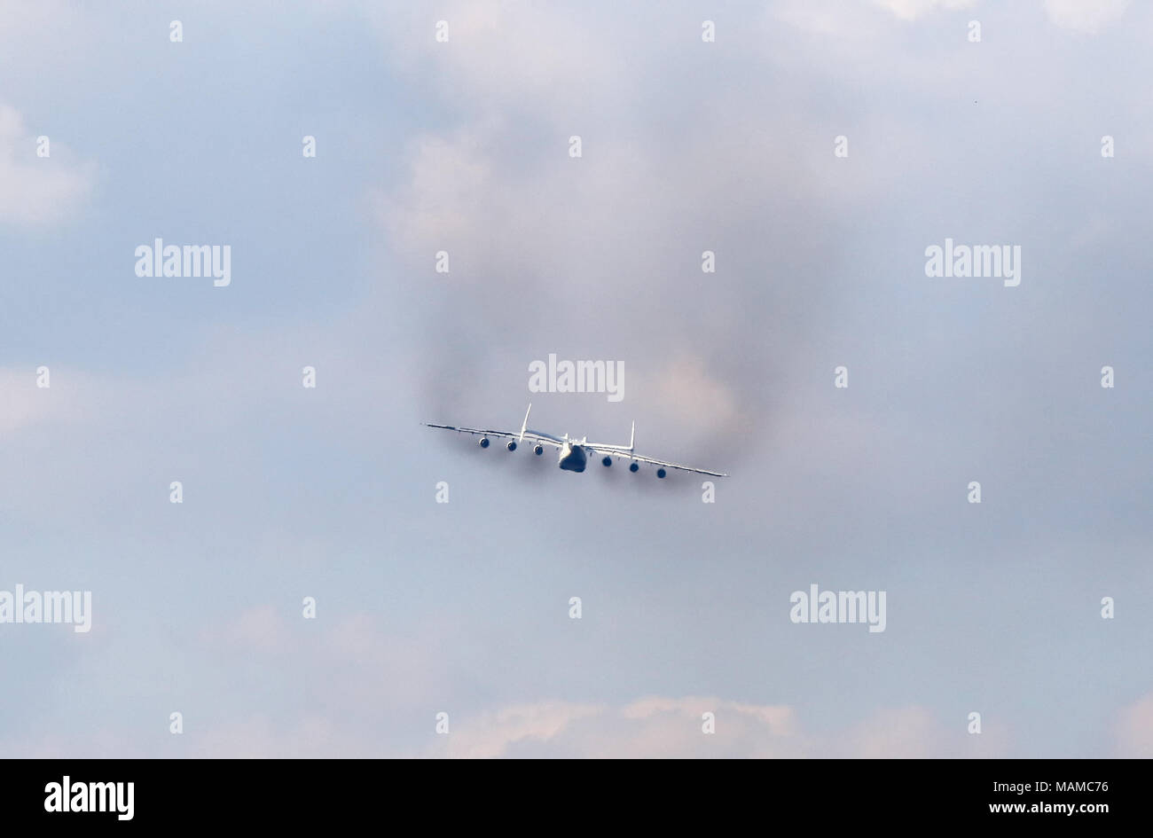 Kiev, Ucraina. 3 Aprile, 2018. Ukrainian Antonov un-225 'Mriya' voli aerei sopra l'aeroporto Gostomel a Kiev in Ucraina. Il gigante cargo aereo è volare a tedesco di Leipzig, per ulteriori voli commerciali. Un-225 è il velivolo più pesante mai costruito. Credito: Oleksandr Prykhodko/Alamy Live News Foto Stock