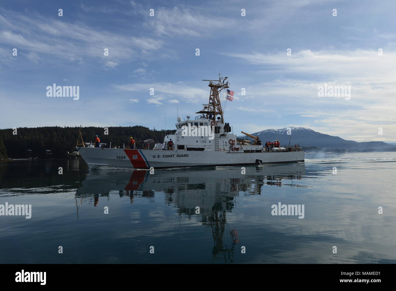 Il Guardacoste ritorno Liberty a homeport di Juneau, in Alaska, a seguito del completamento della formazione multipla di evoluzioni, Marzo 13, 2018. L'equipaggio della fresa Liberty, un 110-piedi imbarcazione di pattuglia homeported di Juneau, Alaska è stato completato su misura della nave la disponibilità di formazione, una biennale Readiness Assessment della fresa e l'equipaggio. Coast Guard foto di Lt. Brian Dykens. Foto Stock