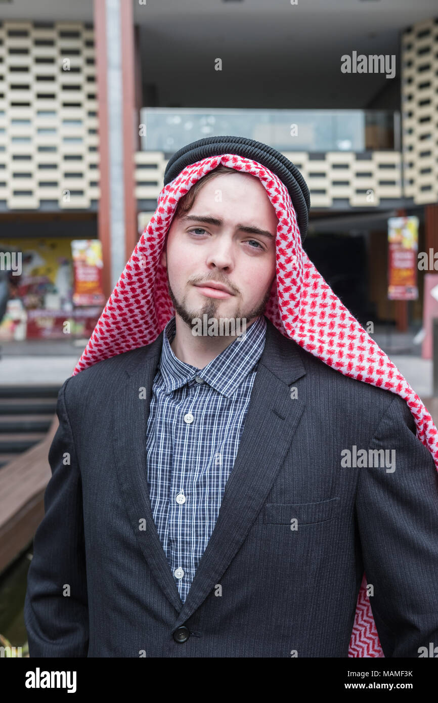 Arab business man standing e lavorando al suo mercato, concetto di business Foto Stock