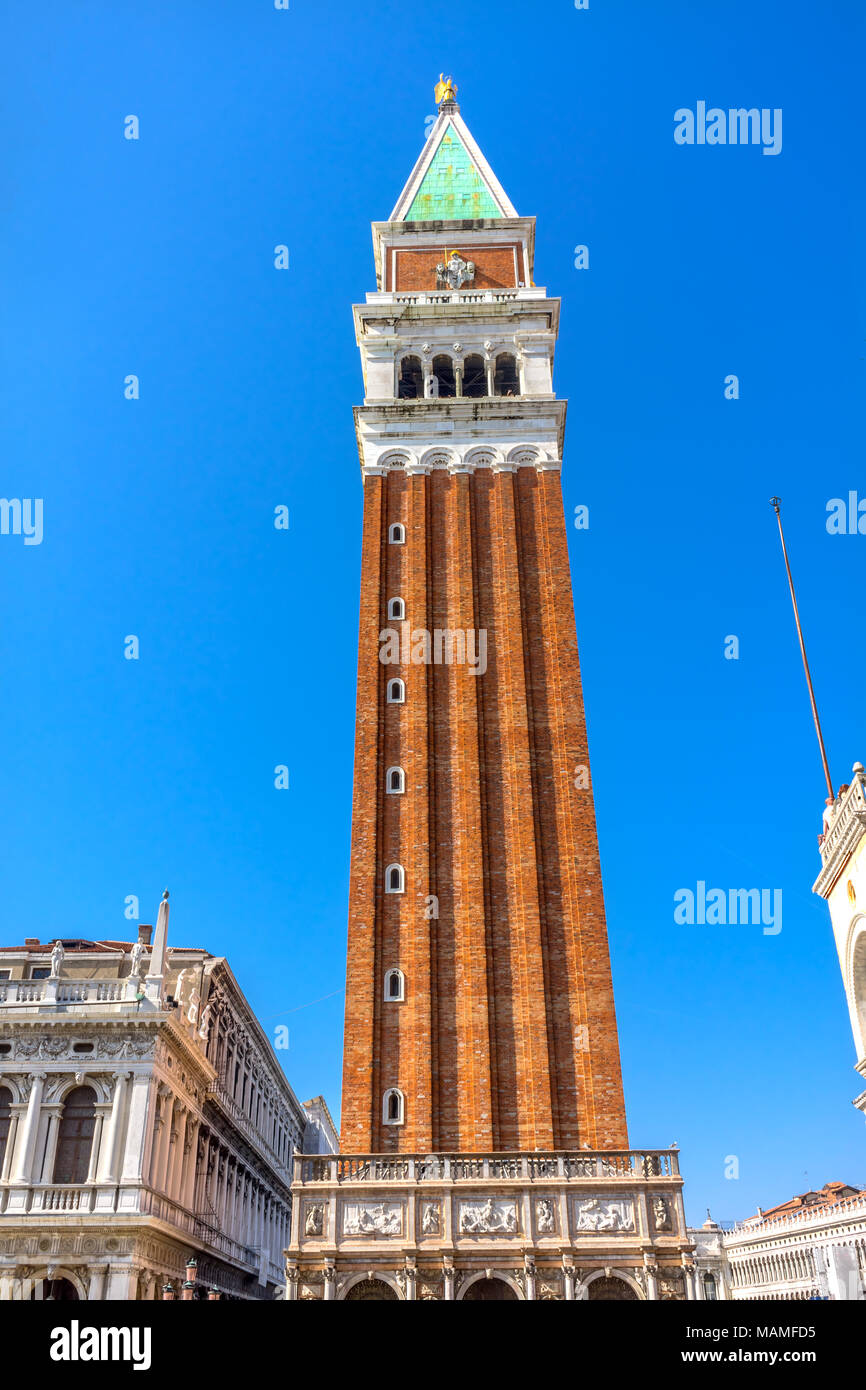 Il Campanile il Campanile di Piazza San Marco Piazza San Marco Venezia Italia. Prima eretta nel 1173. Galileo ha mostrato il suo telescopio al righello veneziano. Recon Foto Stock