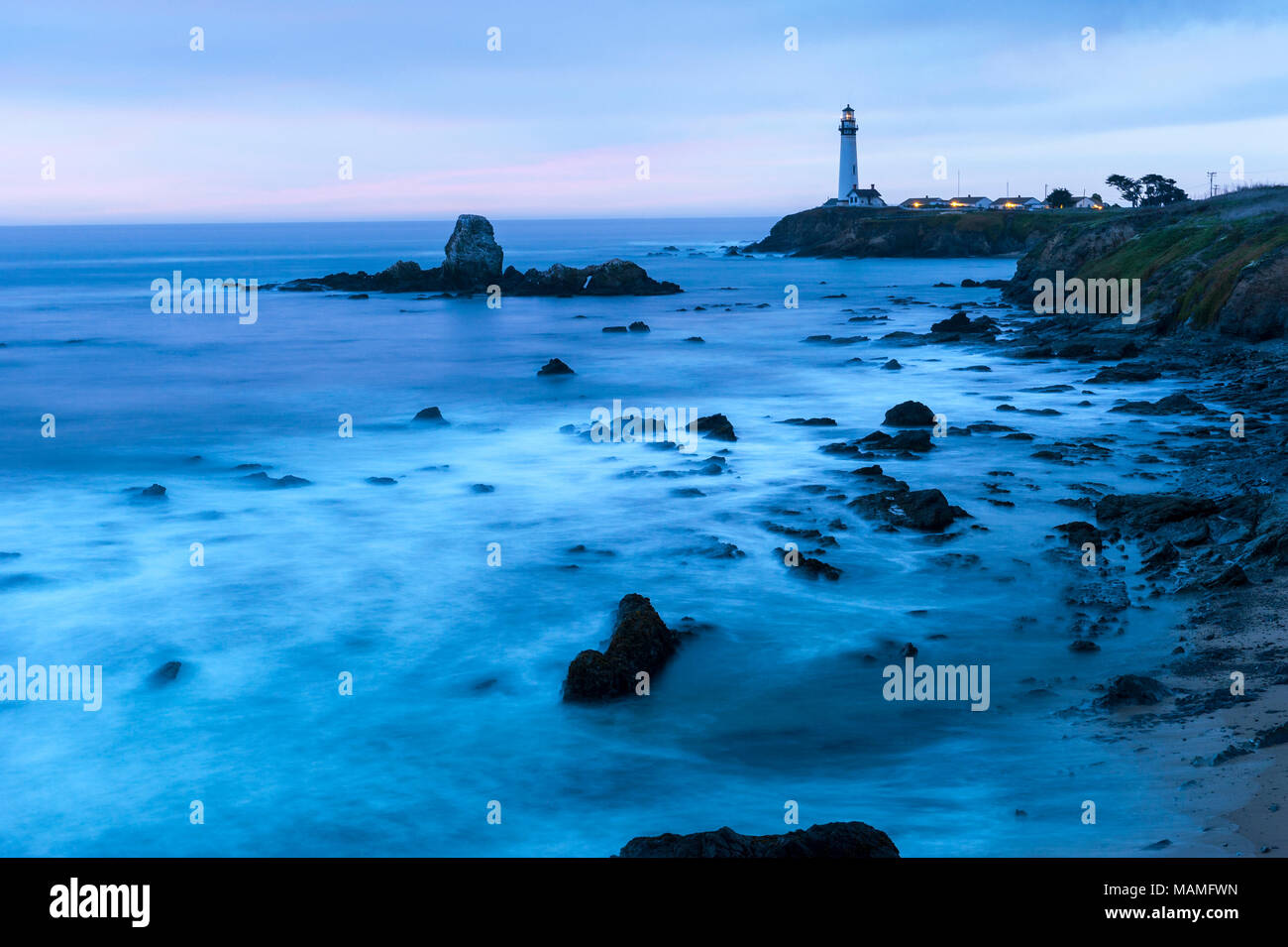 Il pittoresco centro storico di Pigeon Point Lighthouse, Pescadero, le onde che si infrangono sulla costa del Pacifico in California al crepuscolo, Stati Uniti d'America, Stati Uniti d'America. Foto Stock