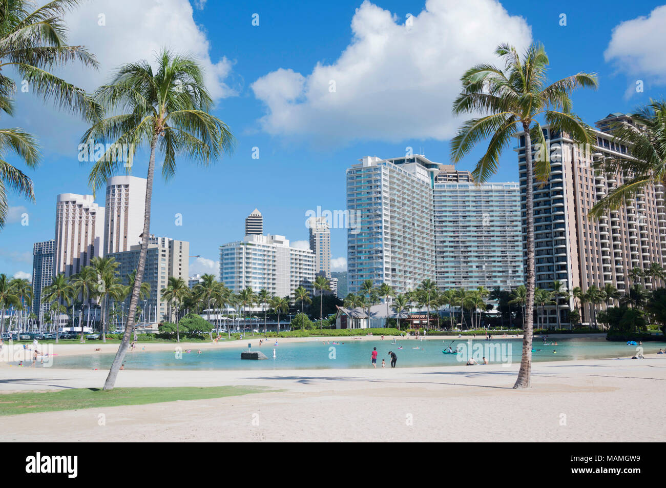 Waikiki è un famoso e romantico resort turistico in Oahu, Hawaii. I turisti, palme, sole e spiaggia di Waikiki di Oahu, Hawaii Feb 1, 2018: Foto Stock