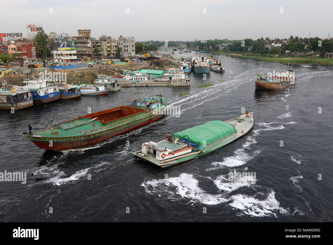 Dacca-2018. Barche sul inquinato fiume turag a Dhaka. Foto Stock
