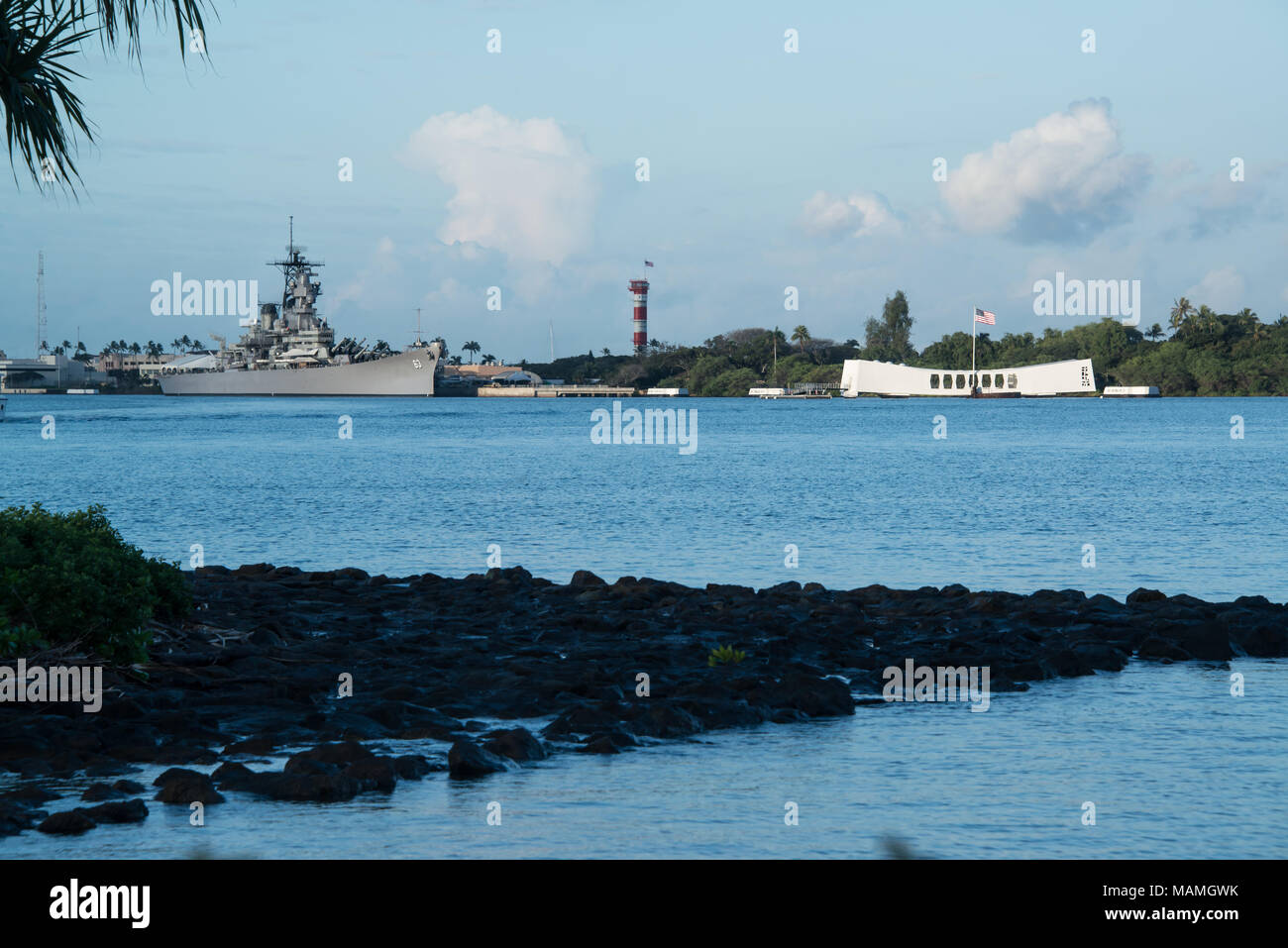 Oahu, Hawaii Feb 1, 2018: Pearl Harbour con USS Arizona Memorial e la USS Missouri Big Mo corazzata galleggianti in Oahu, Hawaii dalla II guerra mondiale Foto Stock