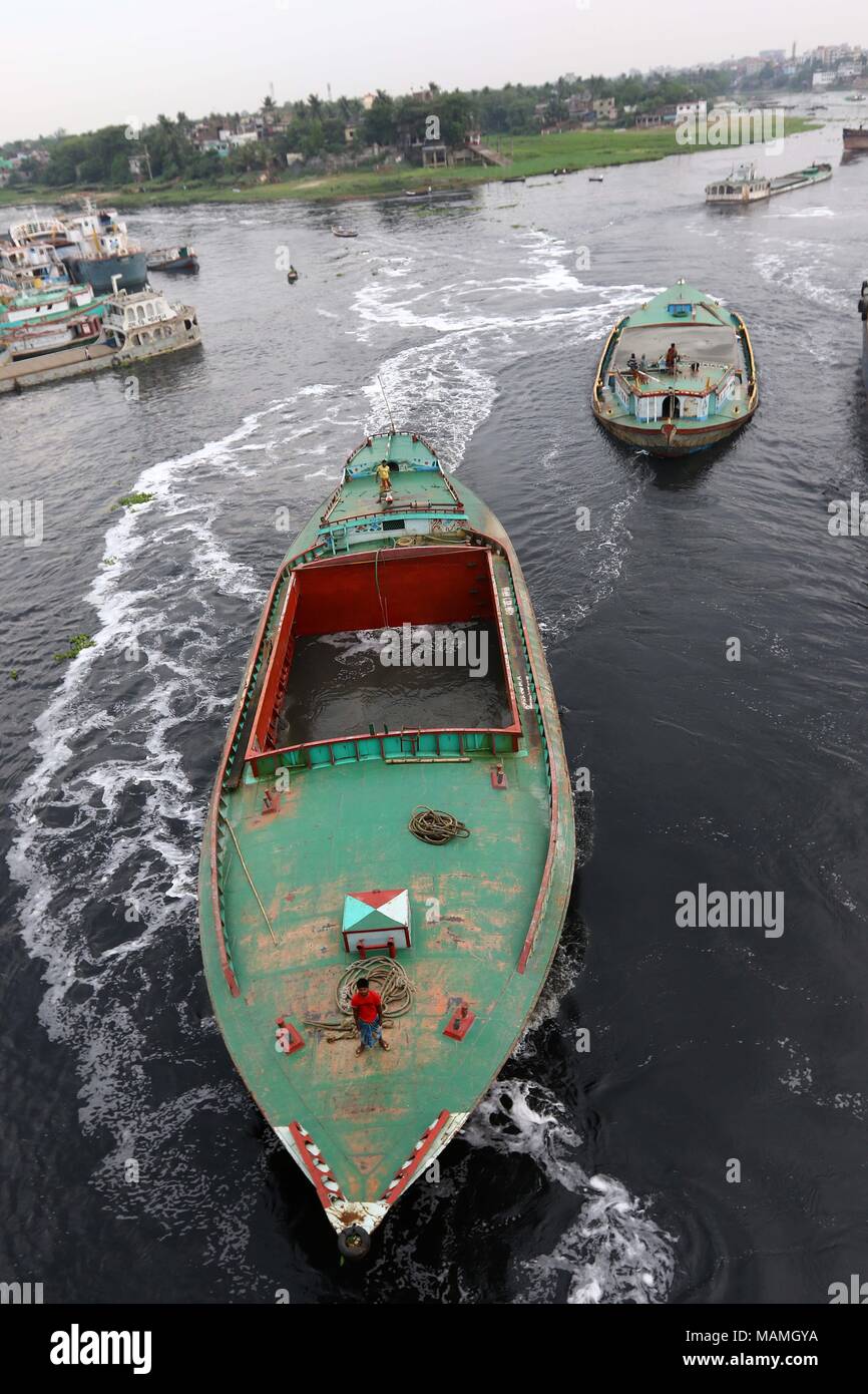 Dacca-2018. Barche sul inquinato fiume turag a Dhaka. Foto Stock