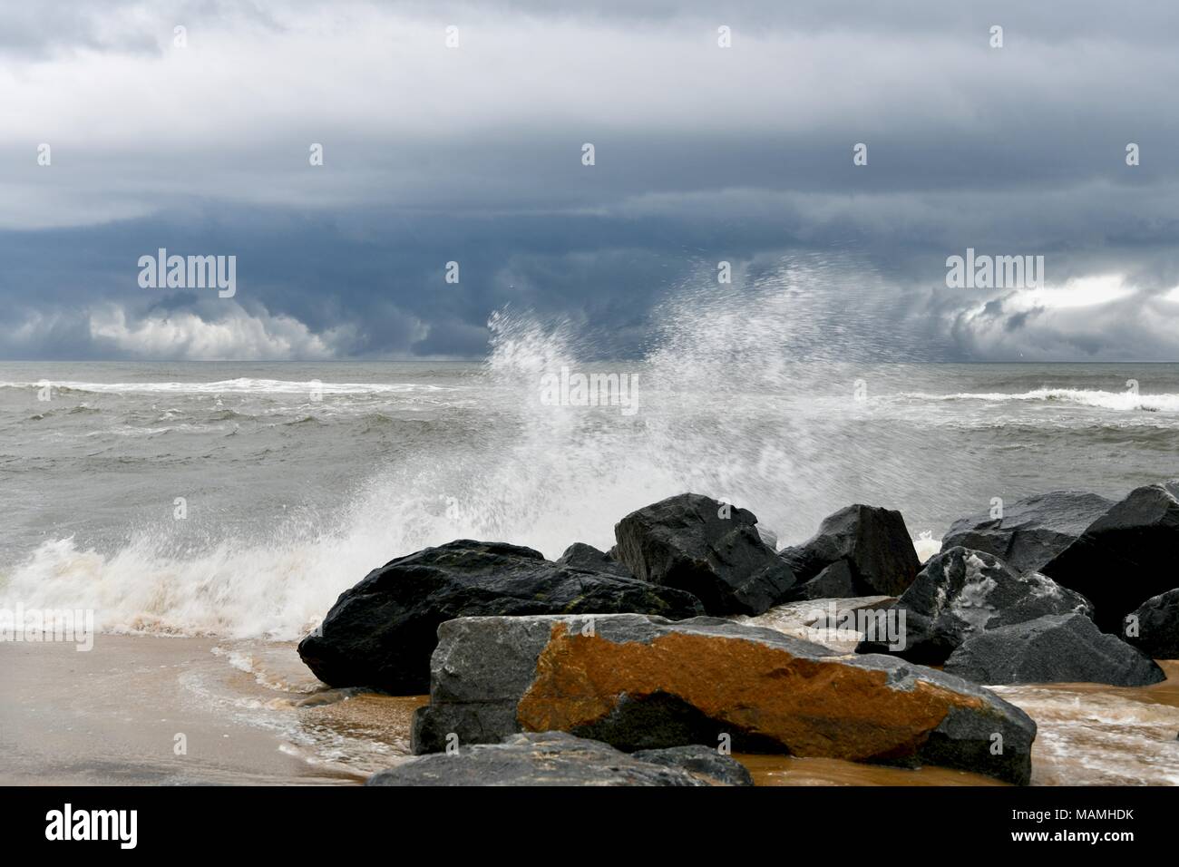 Nuvole di tempesta e la pioggia che si sposta attraverso l'Oceano Atlantico direttamente al largo della costa di Ocean City, Maryland, Stati Uniti d'America Foto Stock