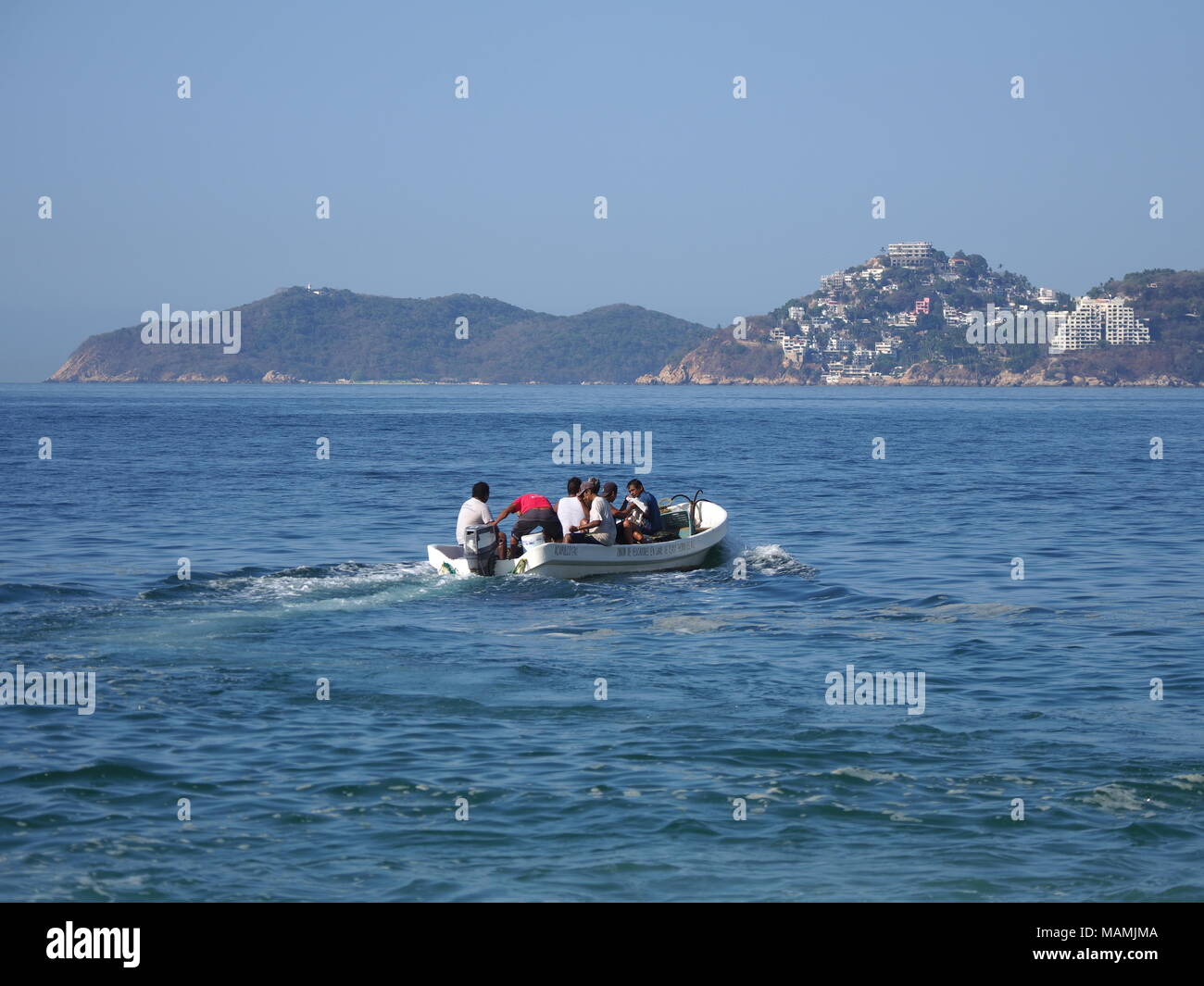 Imbarcazione a motore usato per la pesca e le escursioni turistiche dell'Oceano Pacifico in Acapulco in Messico, il paesaggio della baia Foto Stock