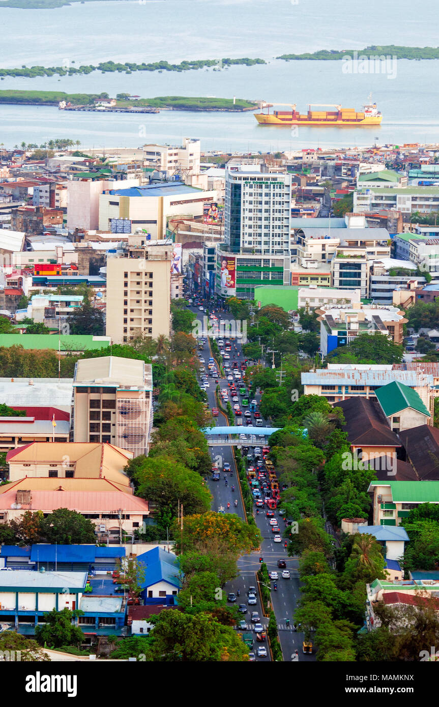 Vista aerea di Osmena Boulevard guardando ad est, con Mactan al di là del canale Foto Stock