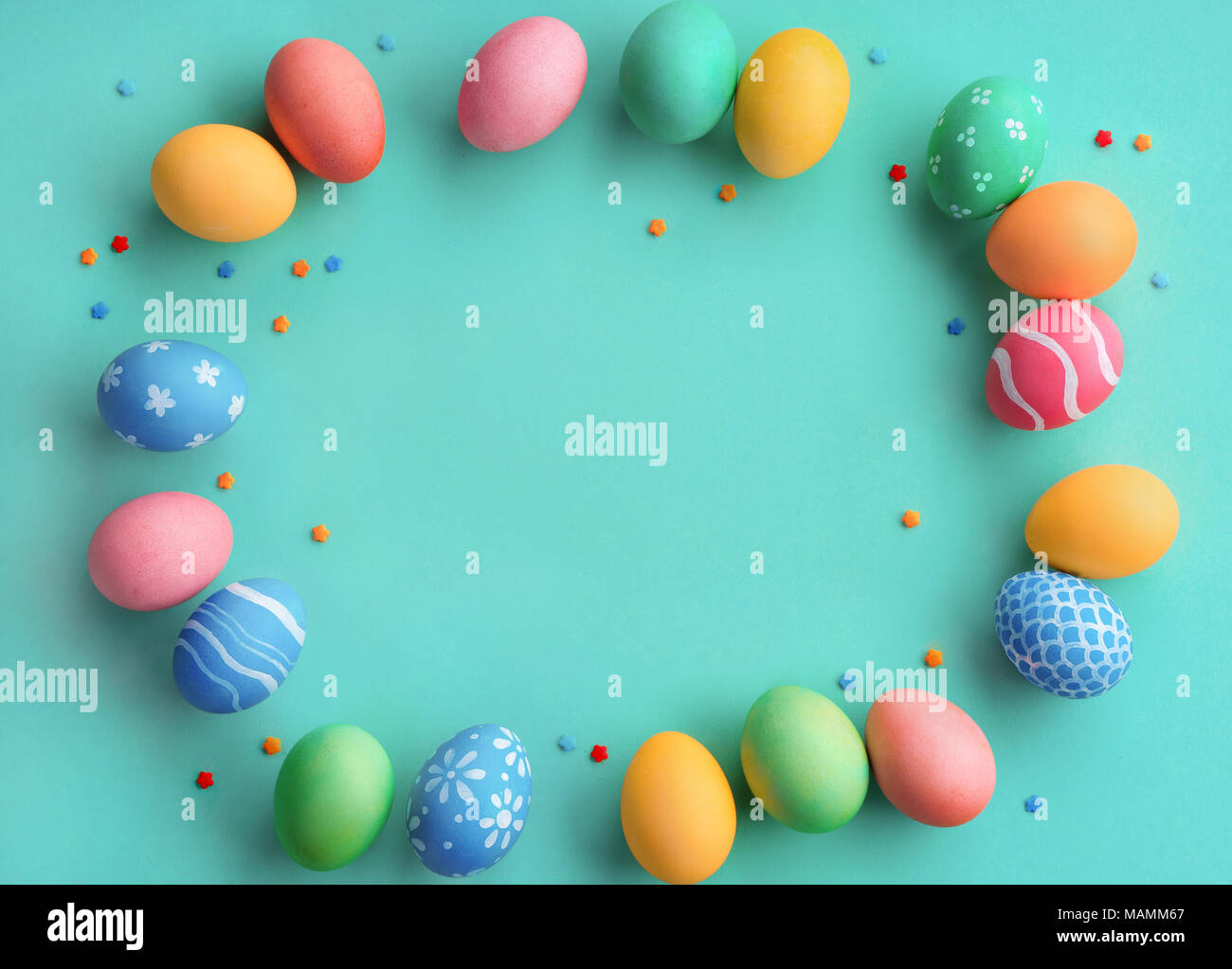 Buona Pasqua! Sfondo turchese con colorate uova di pasqua. Vista da sopra con copia spazio. Foto Stock