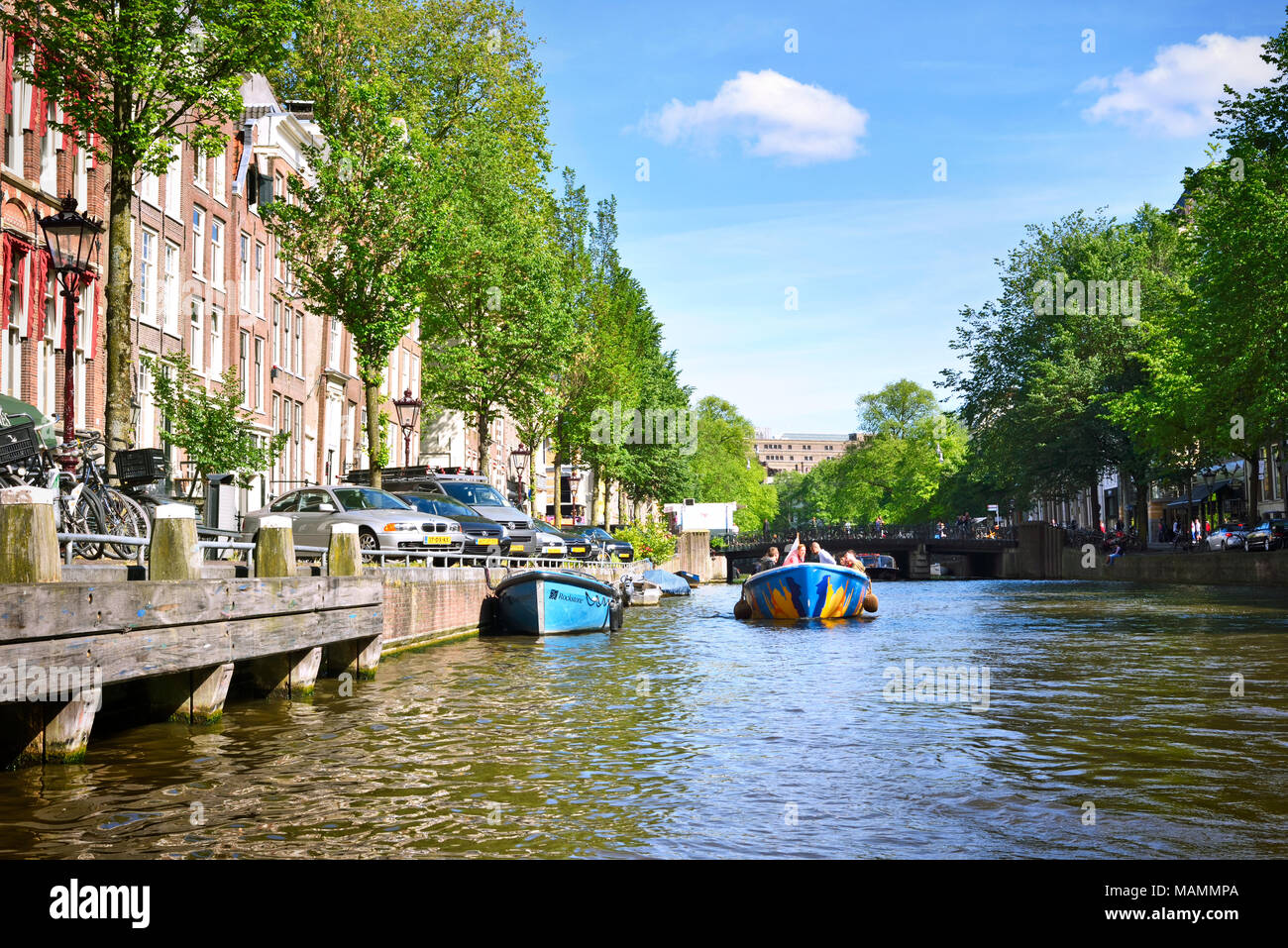 Canale di Amsterdam con case olandesi e il fiume Amstel. Primavera o estate scena e la città di Amsterdam. Case storiche. Foto Stock