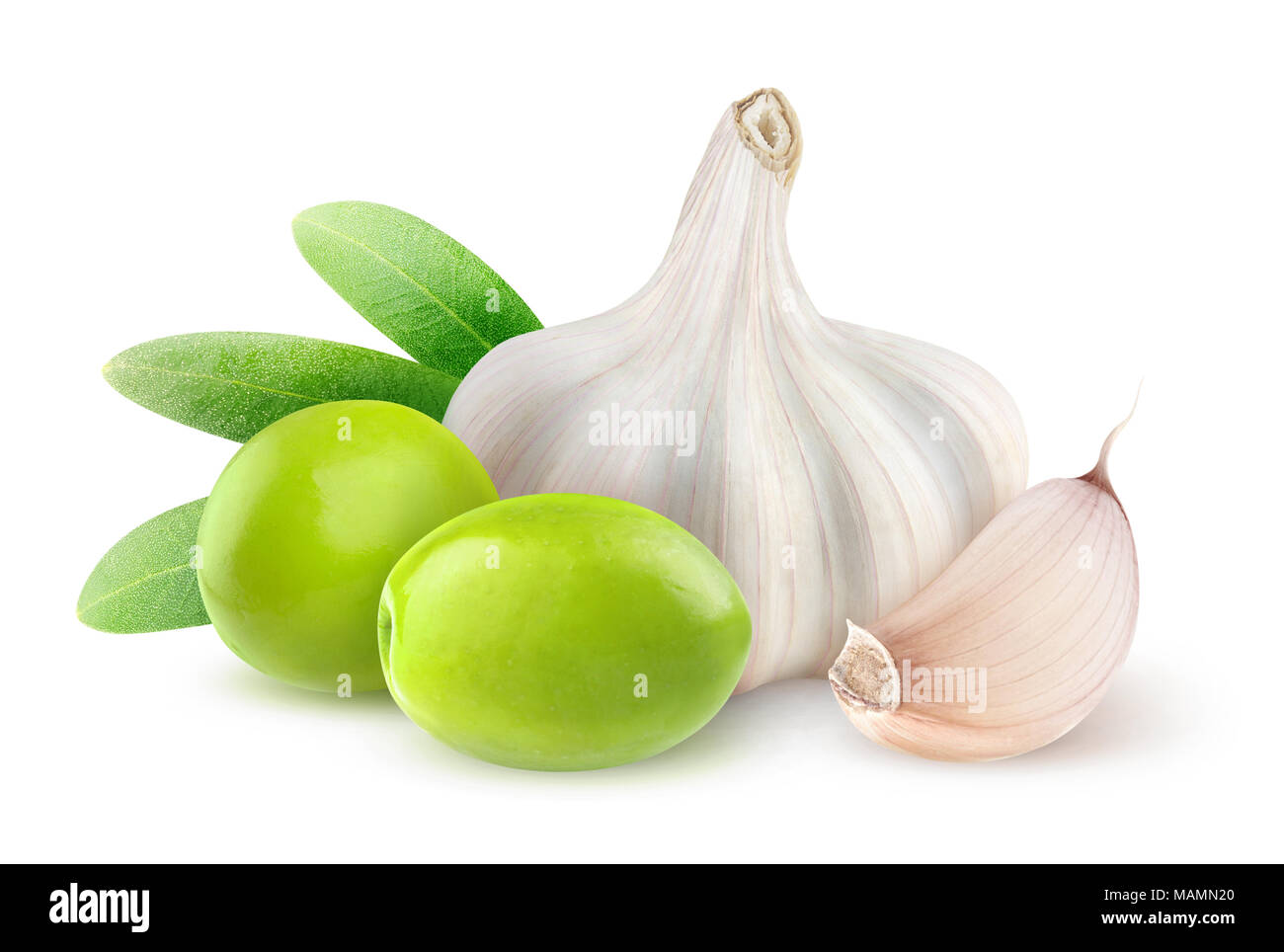 Due olive verdi e testa di aglio e il segmento (infuso di aglio olio di oliva Ingredienti) isolato su sfondo bianco con tracciato di ritaglio Foto Stock