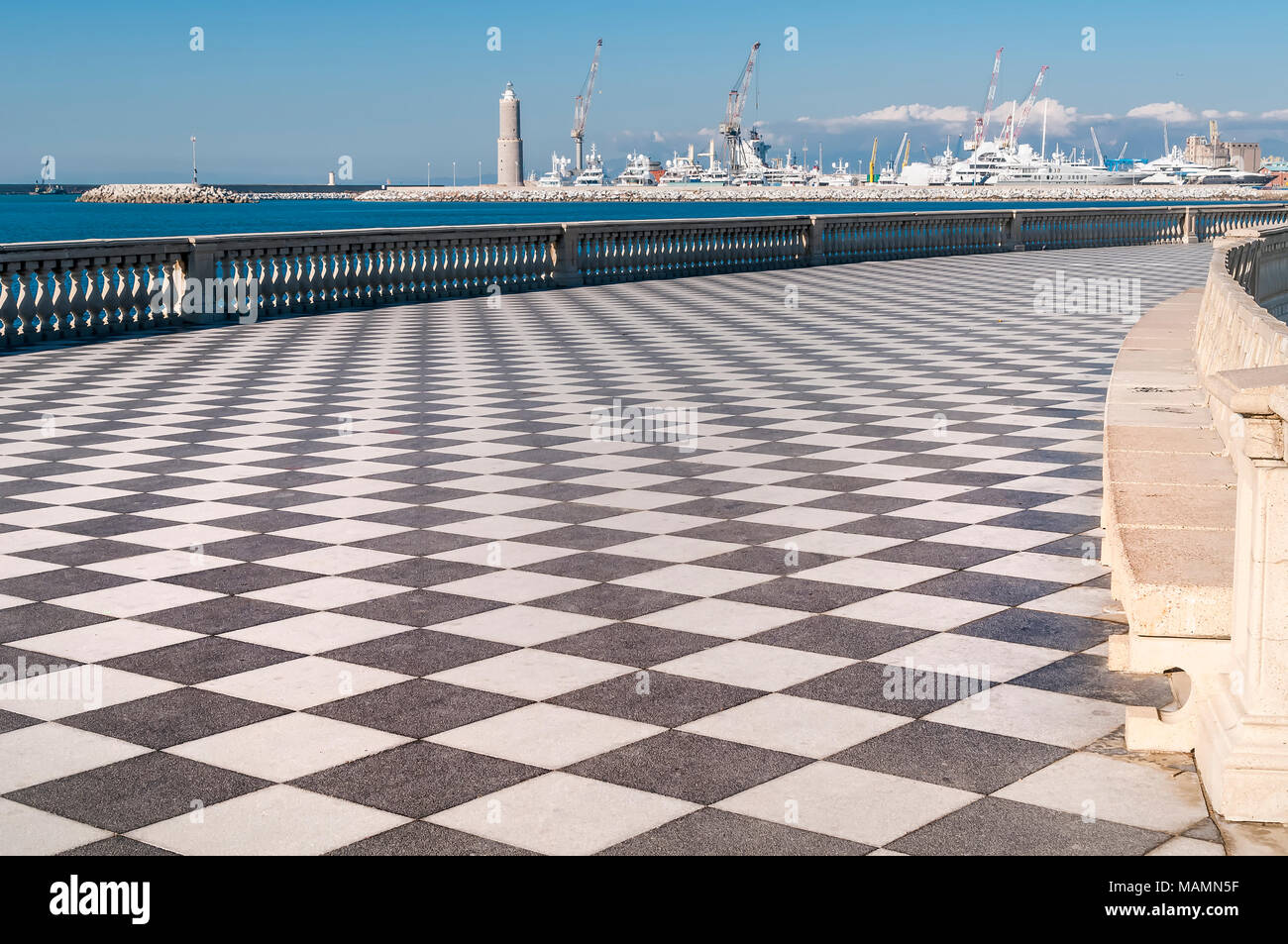 Il porto di Livorno visto dalla Terrazza Mascagni, Toscana, Italia Foto Stock