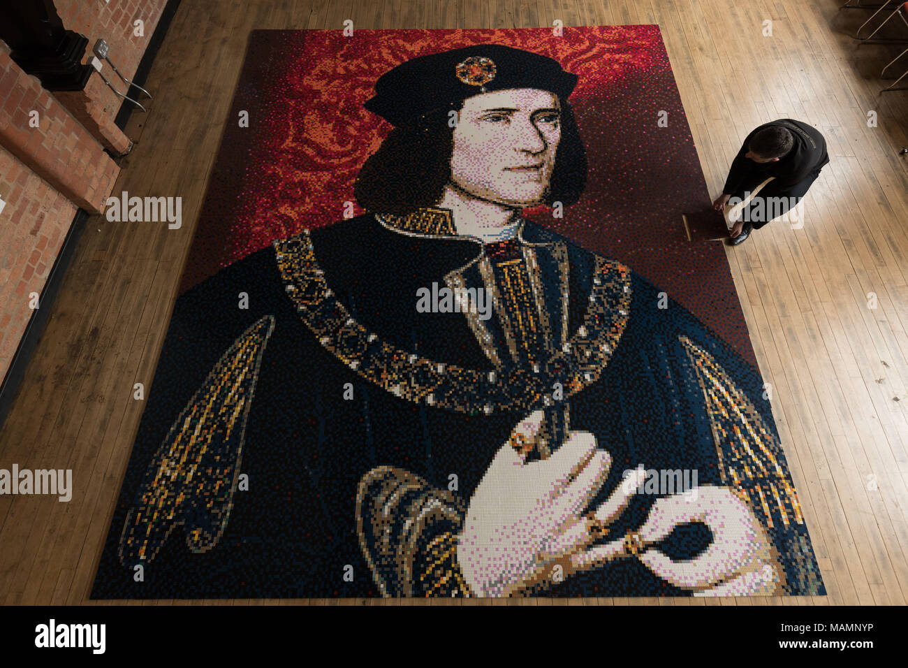 Un grande mosaico di re Richard III, che è fatta di LEGO, sul display all'KRIII Visitor Center di Leicester. Foto Stock