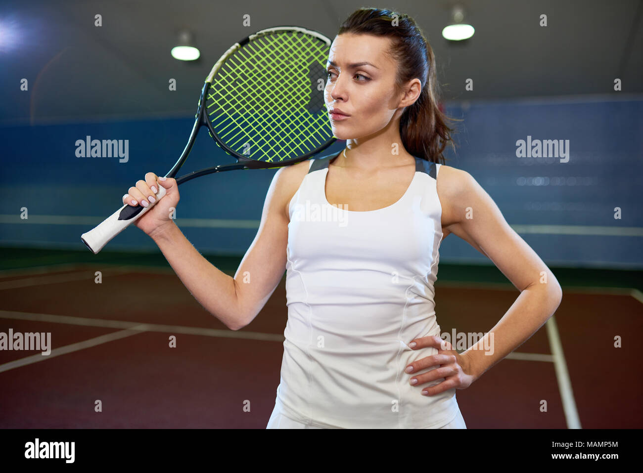 Giocatore di tennis professionista nella corte interna Foto Stock