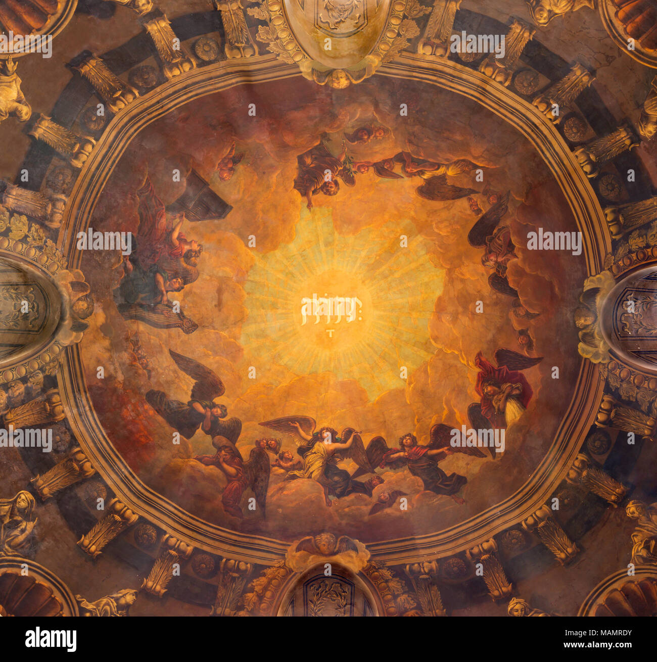 Londra, Gran Bretagna - 14 settembre 2017: l'affresco della cupola con il nome di Dio e cori di angeli nella chiesa di San Clemente, Eastcheap. Foto Stock