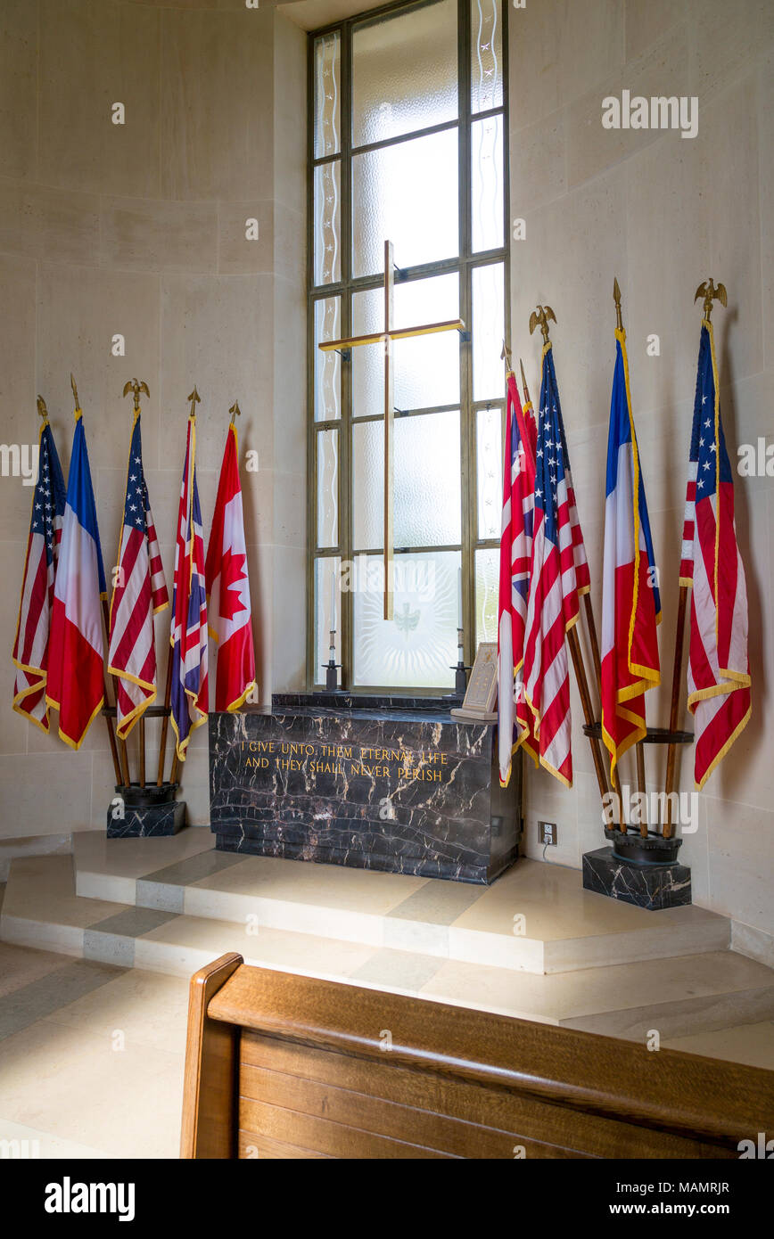 Le bandiere dei paesi alleati all'interno della cappella presso il giardino dell'mancante, Normandia Cimitero Americano vicino a Colleville-sur-Mer, Normandia, Francia Foto Stock