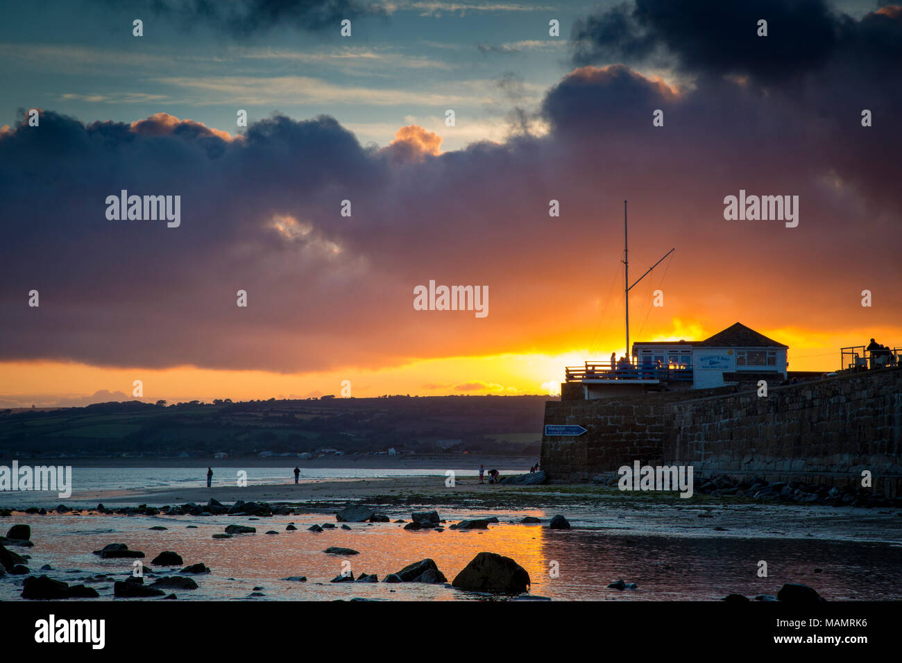 Montare il Bay Club vela al tramonto, Marazion, Cornwall, Regno Unito Foto Stock
