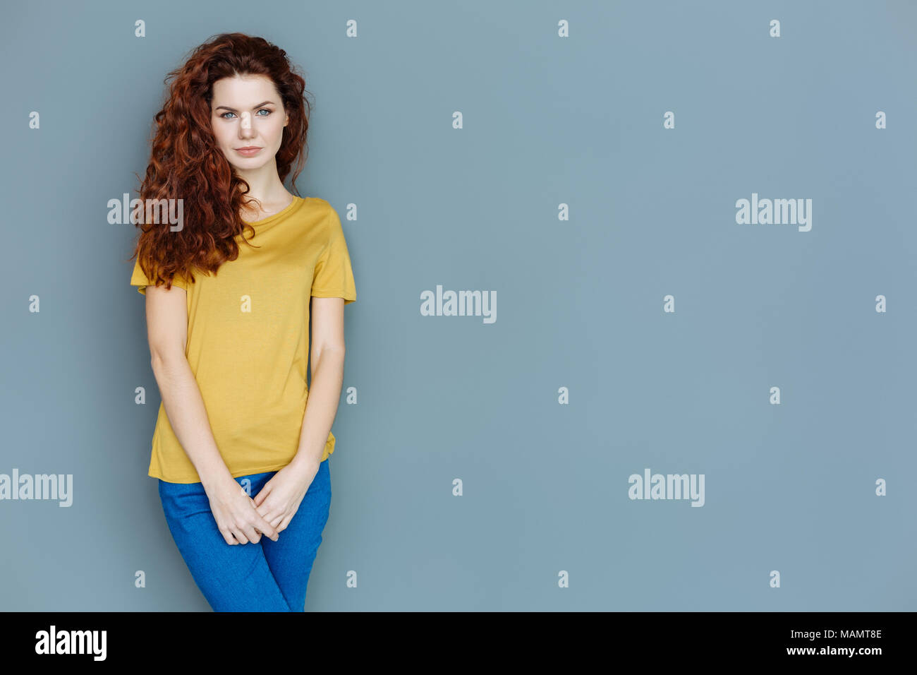 Positivo bella donna tenendo le sue mani insieme Foto Stock