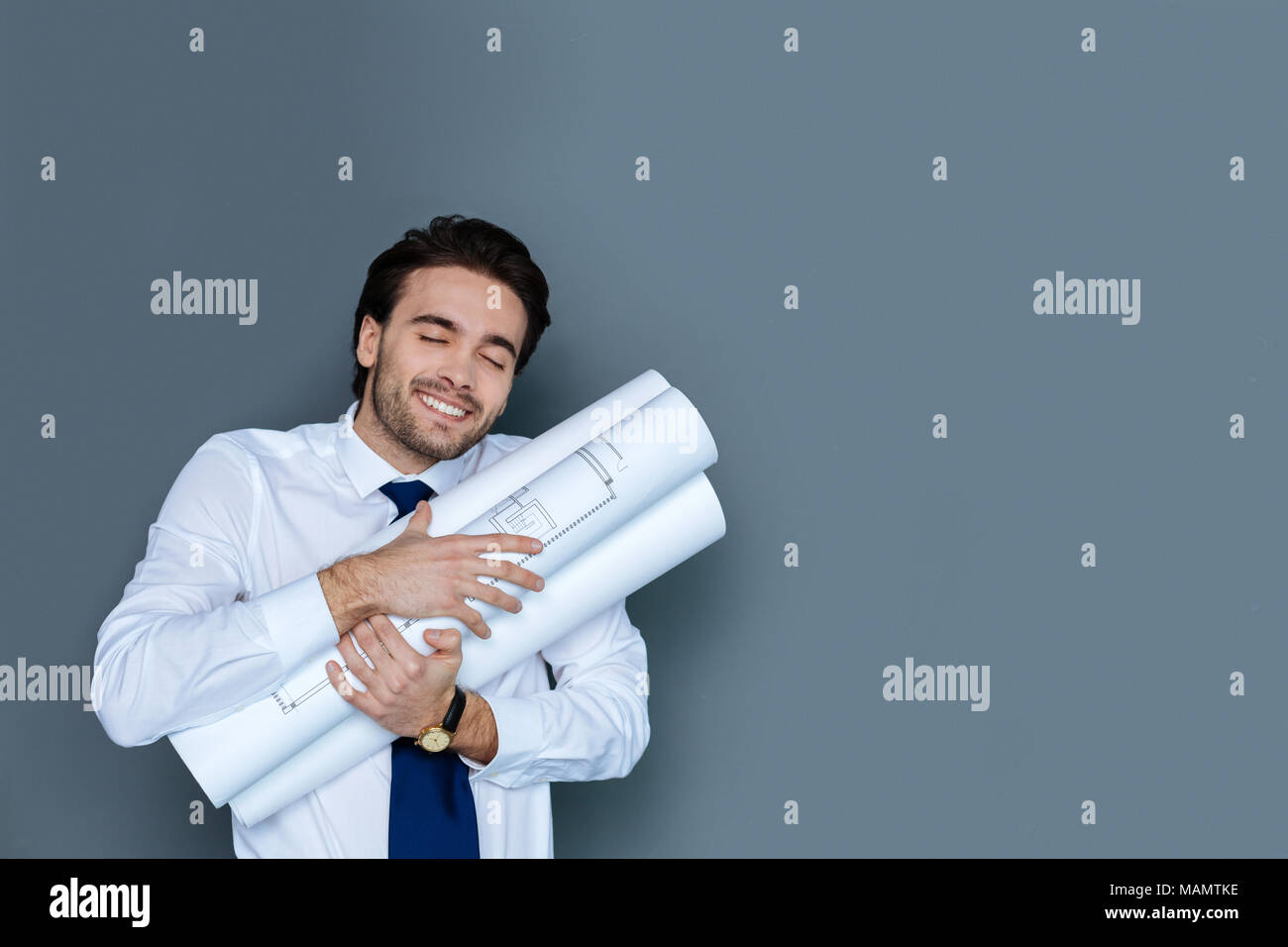 Bel lieto uomo con i suoi disegni Foto Stock