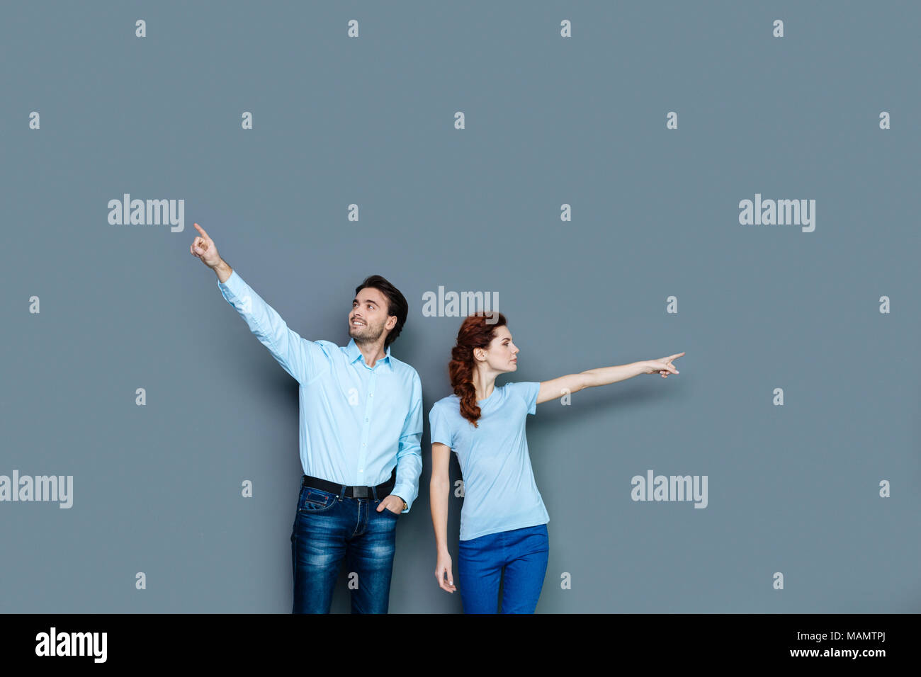 Gioiosa giovani puntando su due lati Foto Stock